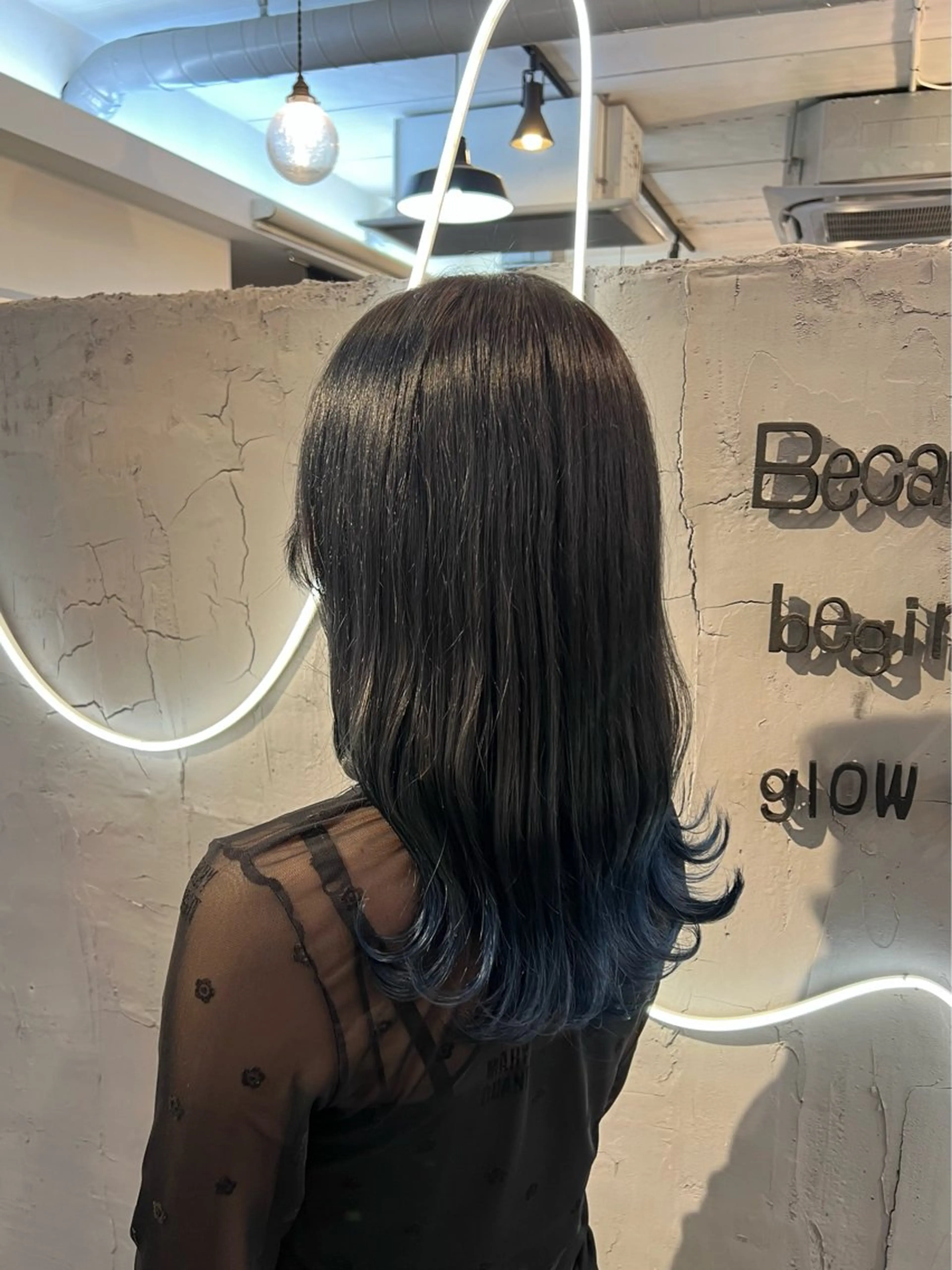 セミロング カラー ブルーカラー 透明感カラー ネイビーカラー カット ヘアカラー トリートメント いぐちしょうた🫧 VISAGEbaskのヘアスタイル