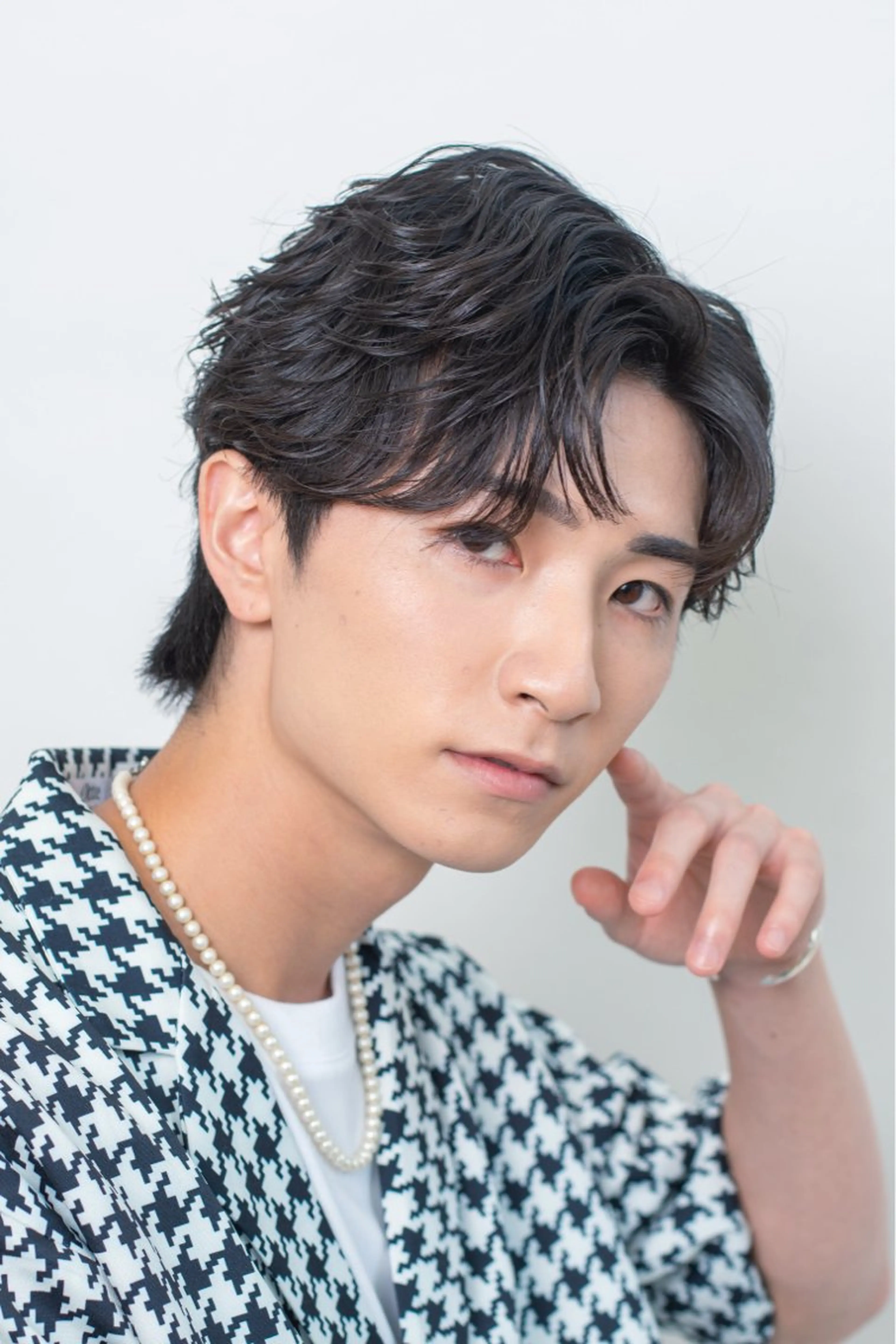 ショート パーマ メンズ カルマパーマ メンズパーマ カット パーマ 韓国メンズヘア/ 毛流れヘア　須田龍世のヘアスタイル