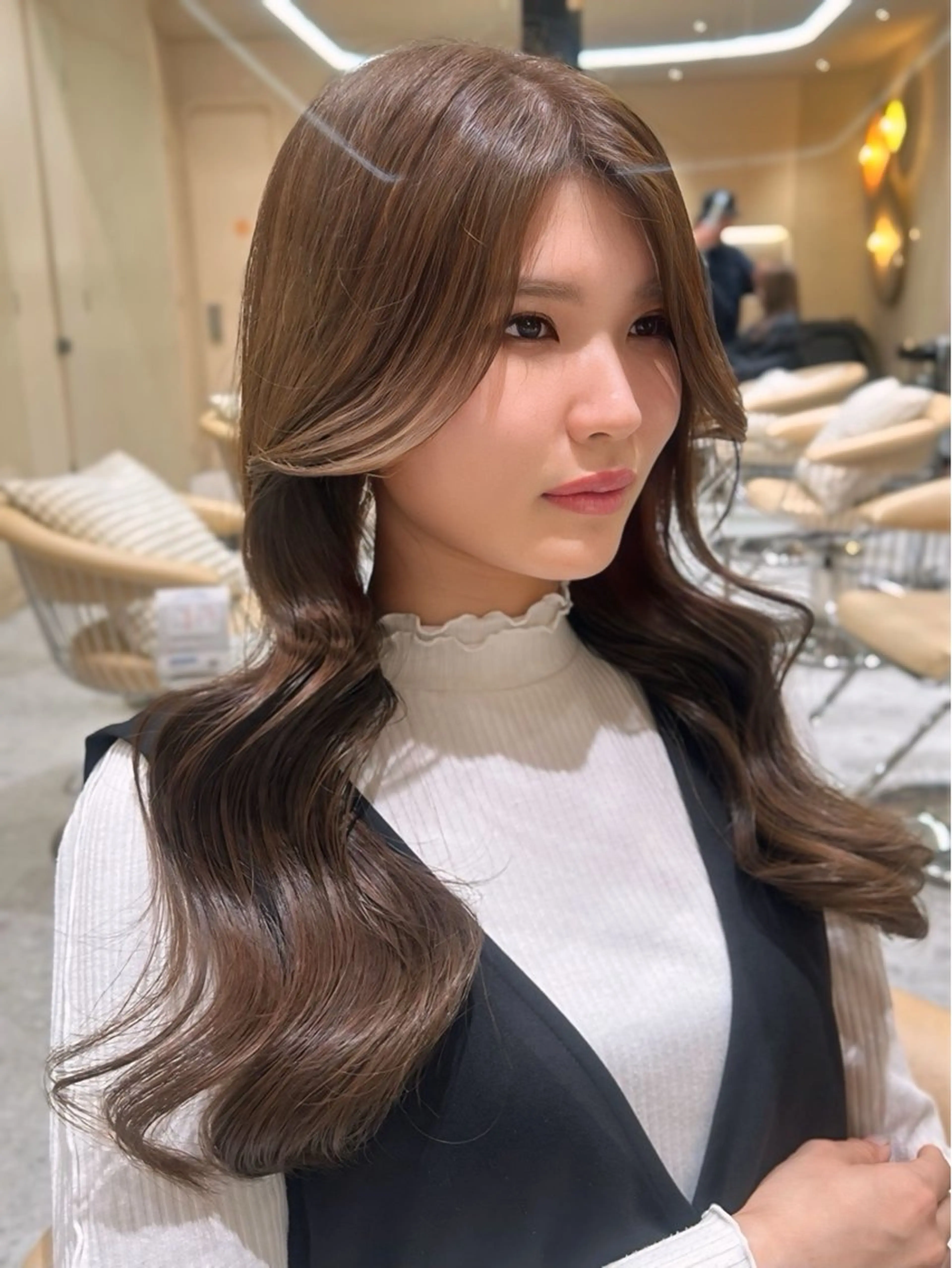 ロング カラー ベージュカラー ヨシンモリ 羽成 優衣菜のヘアスタイル