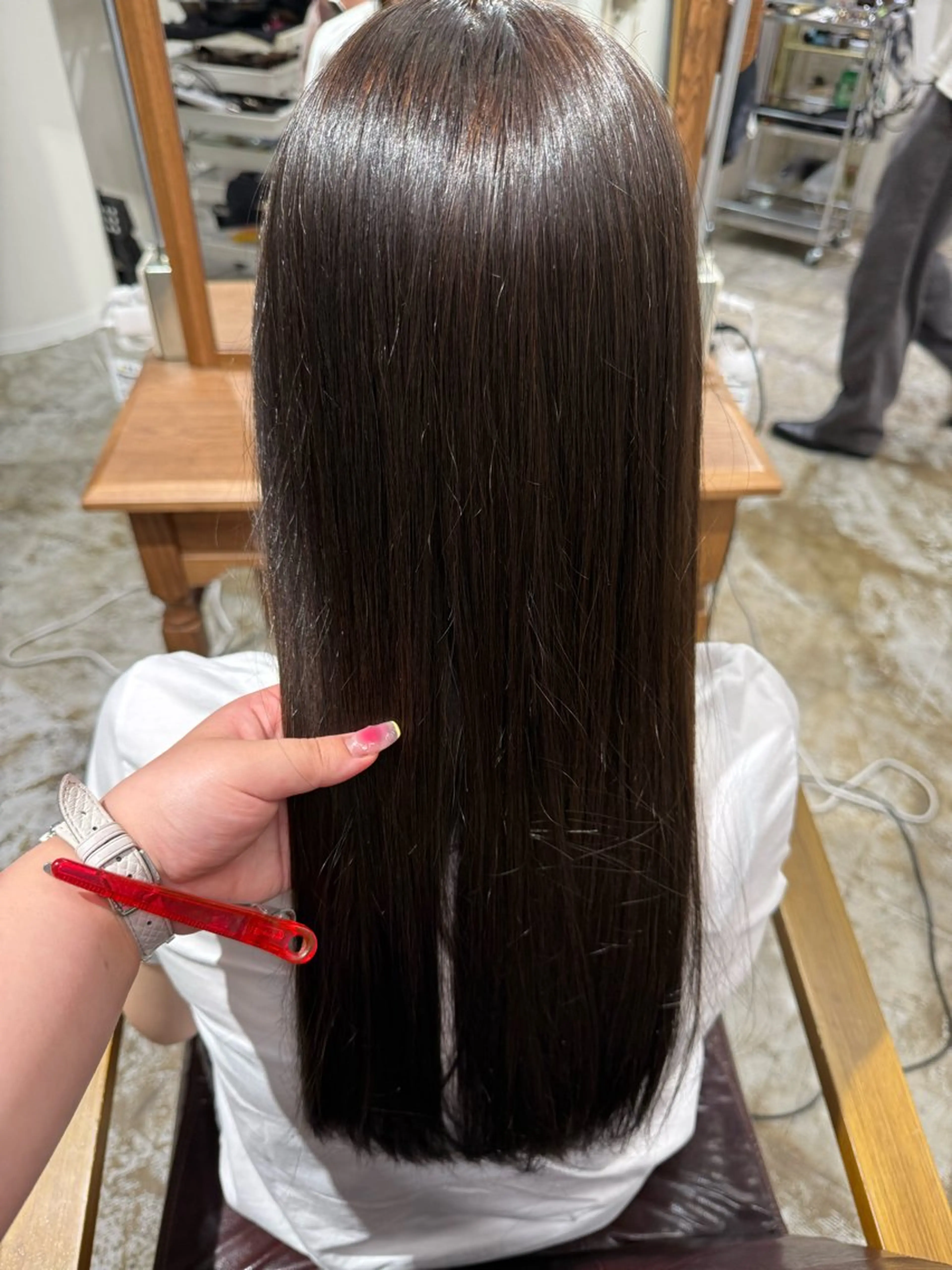 ロング ヘアカラー トリートメント カナ：ホワイトカラー /ピンクカラー‎のヘアスタイル