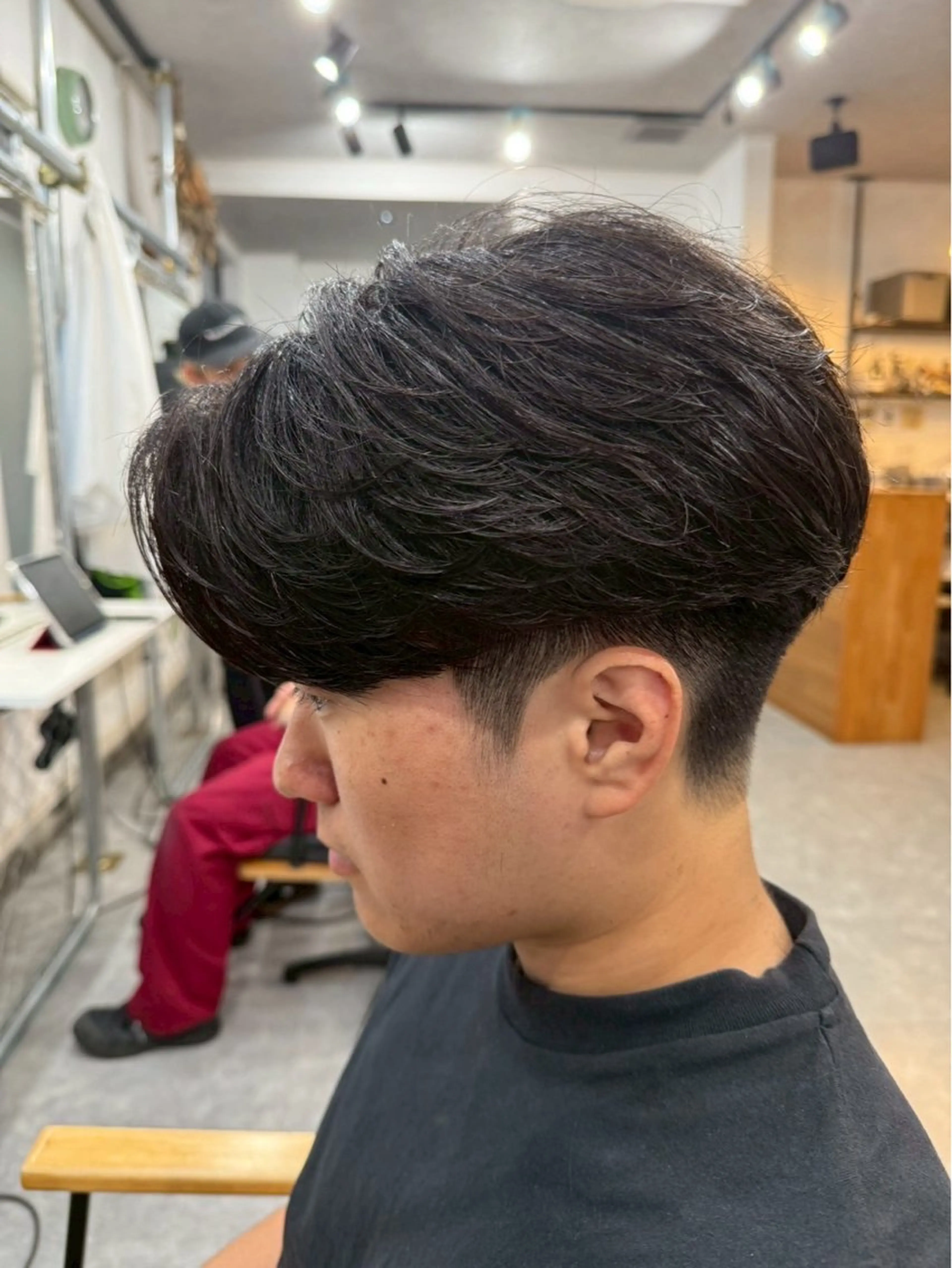 ショート パーマ メンズ センターパート フェードカット フェザーパーマ マッシュ メンズパーマ 宮下 遼太のヘアスタイル