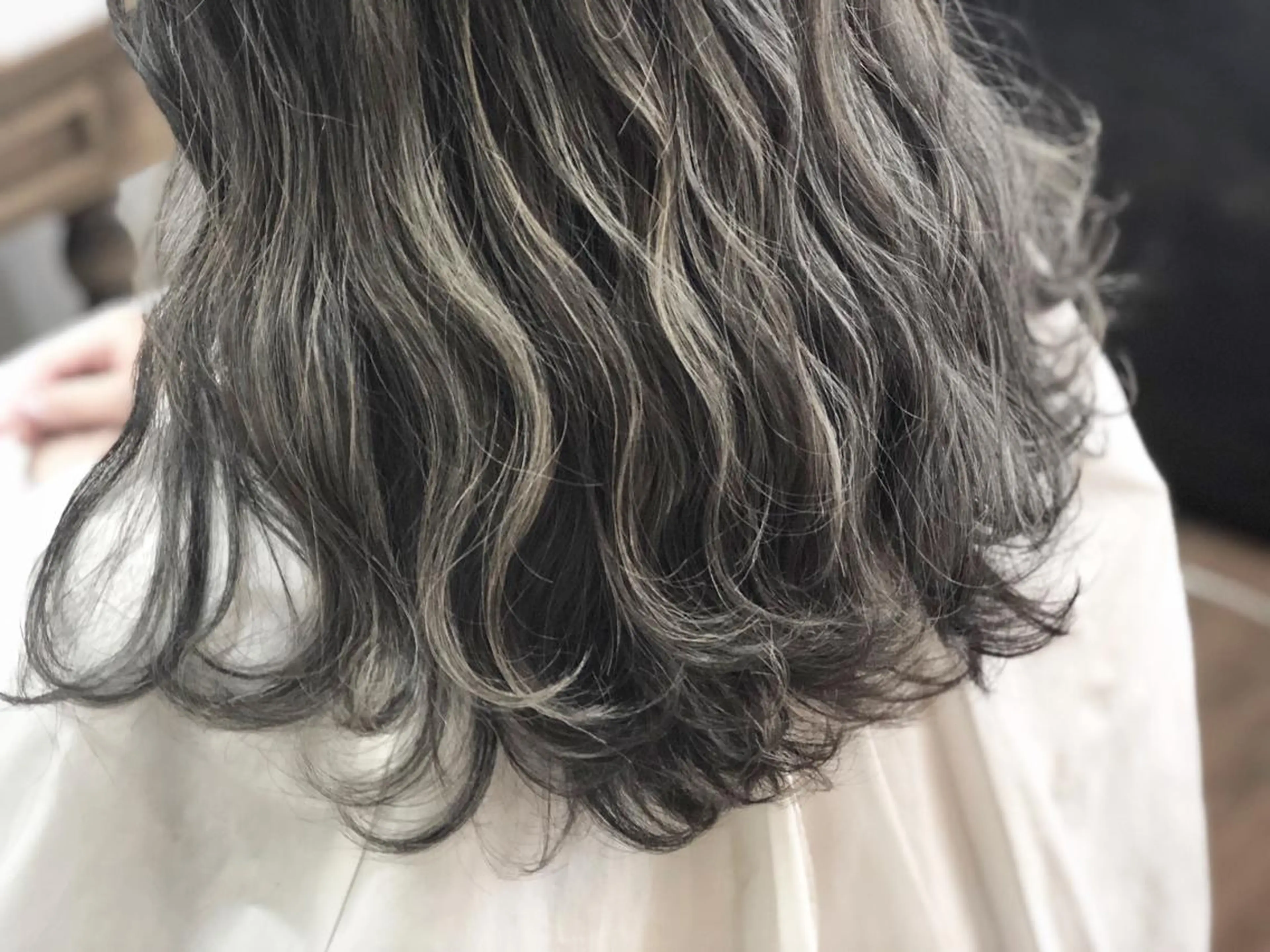 ミディアム カラー グレージュ ハイライトカラー ハイライト てんま さやかのヘアスタイル