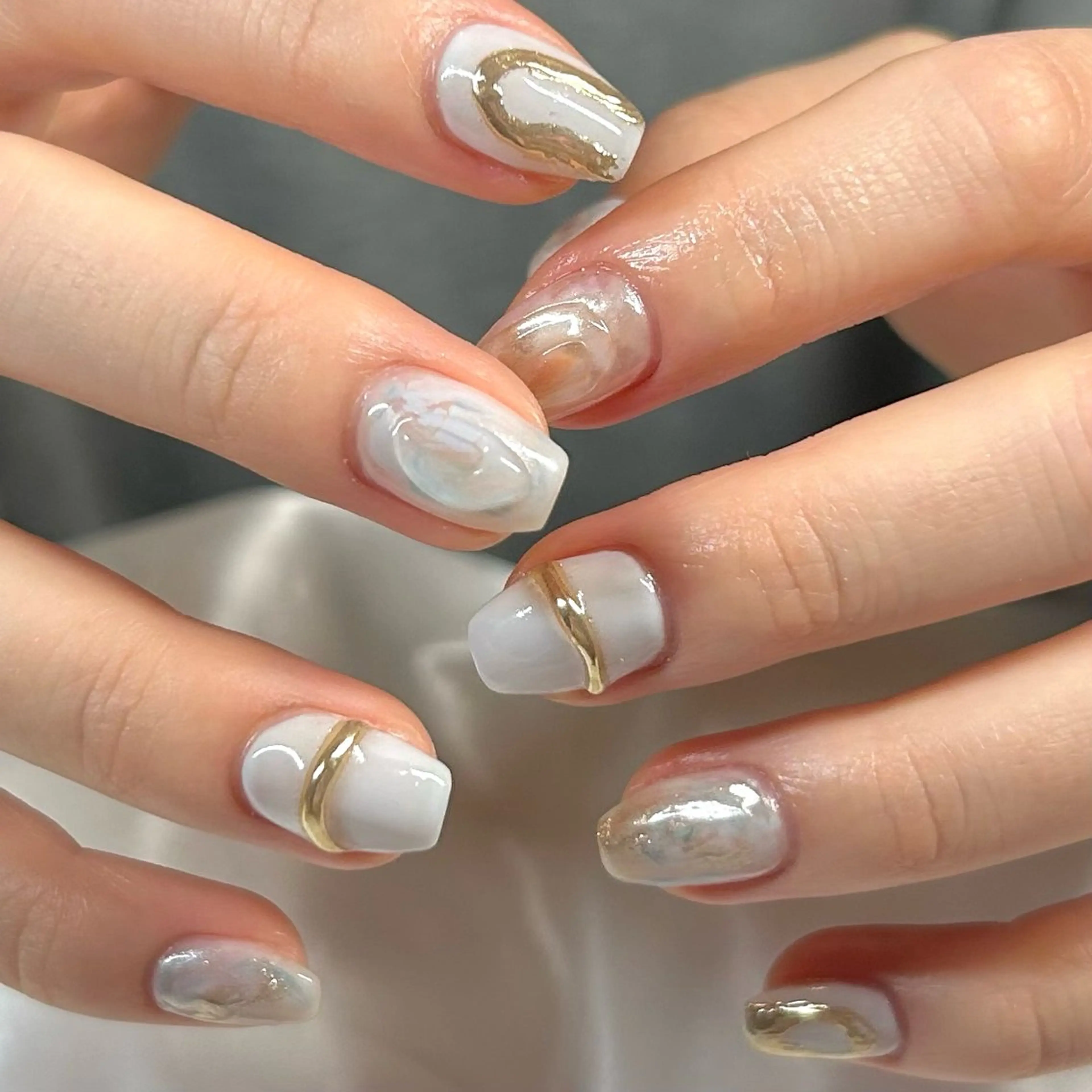 ネイル ブルー ゴールド ニュアンスネイル ホワイト shine'an fuka🌿🫧のネイルデザイン