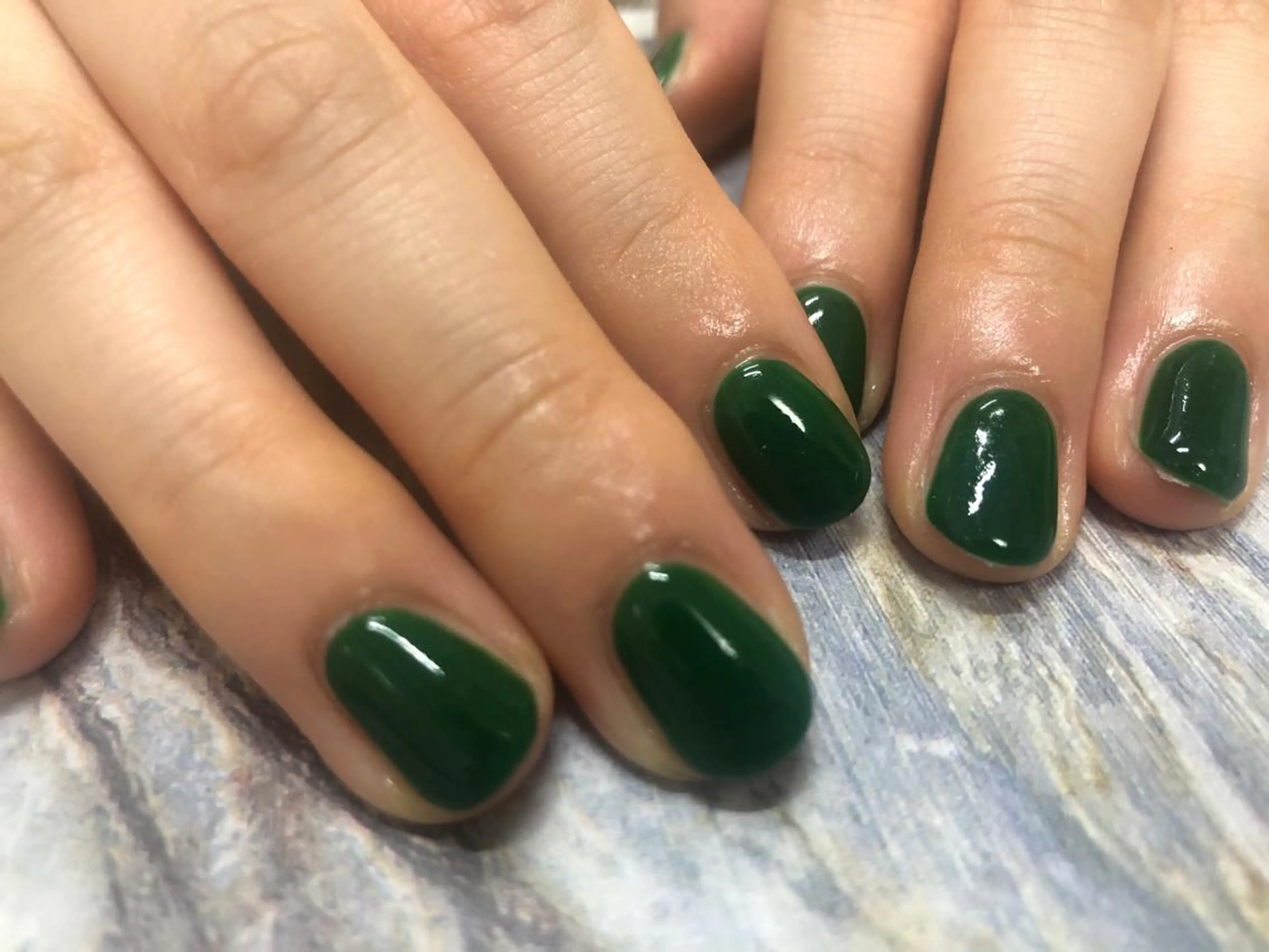 ネイル グリーン ワンカラーネイル ハンドネイル mogunail &blowのネイルデザイン