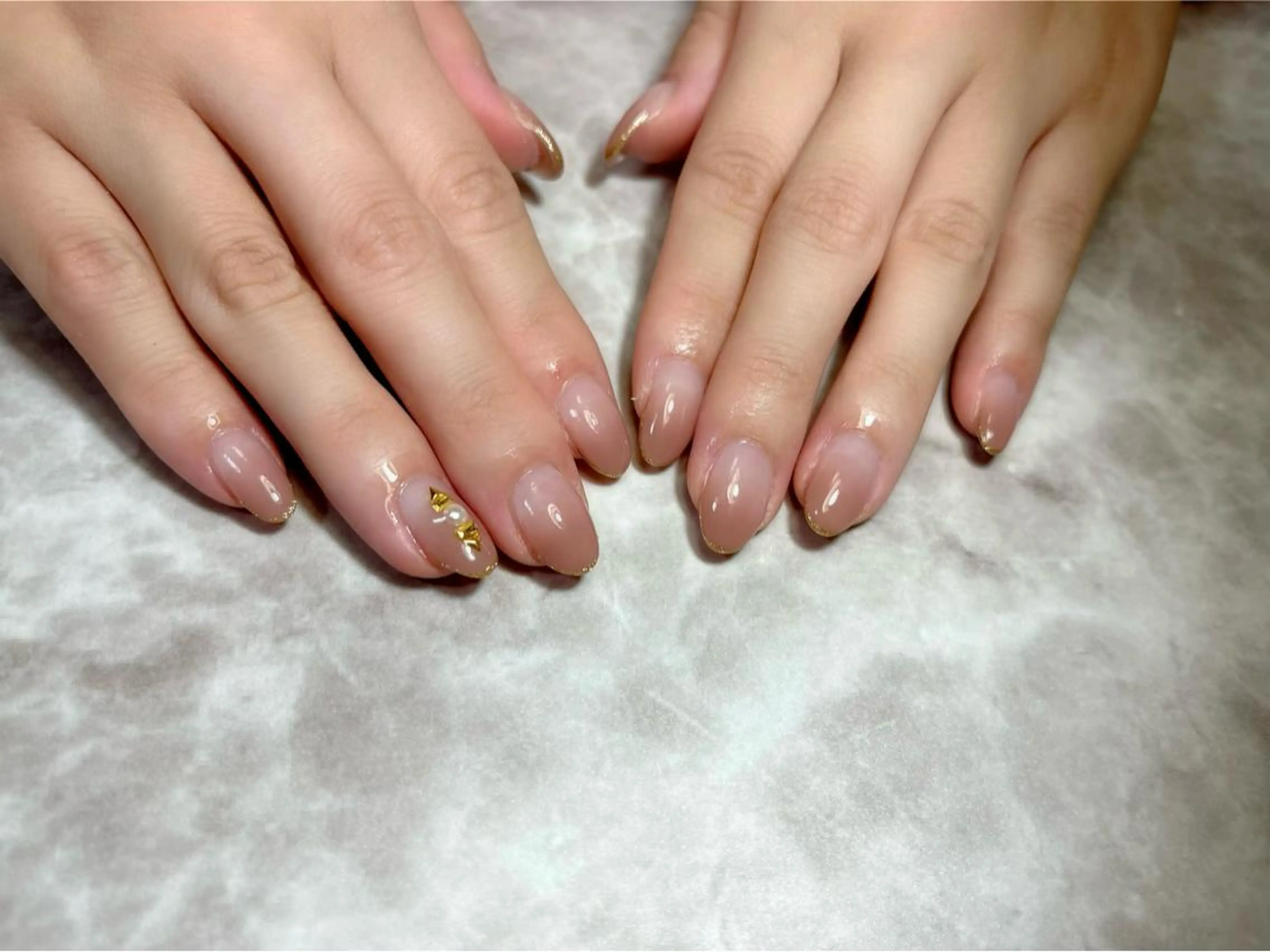 ネイル グラデーション ワンカラーネイル ストーンネイル ハンドネイル Nail Salon Champ🐾のネイルデザイン