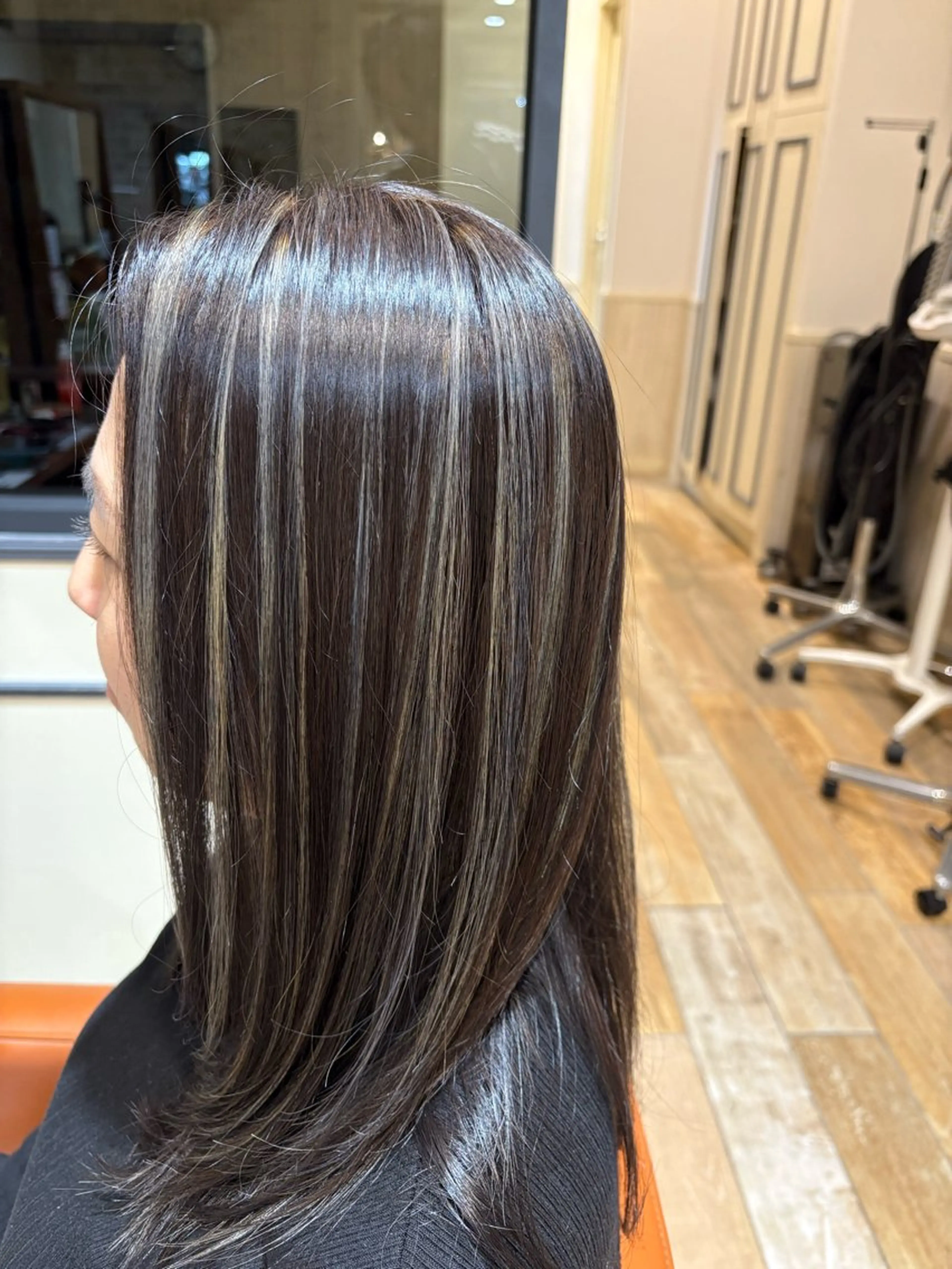 セミロング ヘアカラー neolive emのヘアスタイル