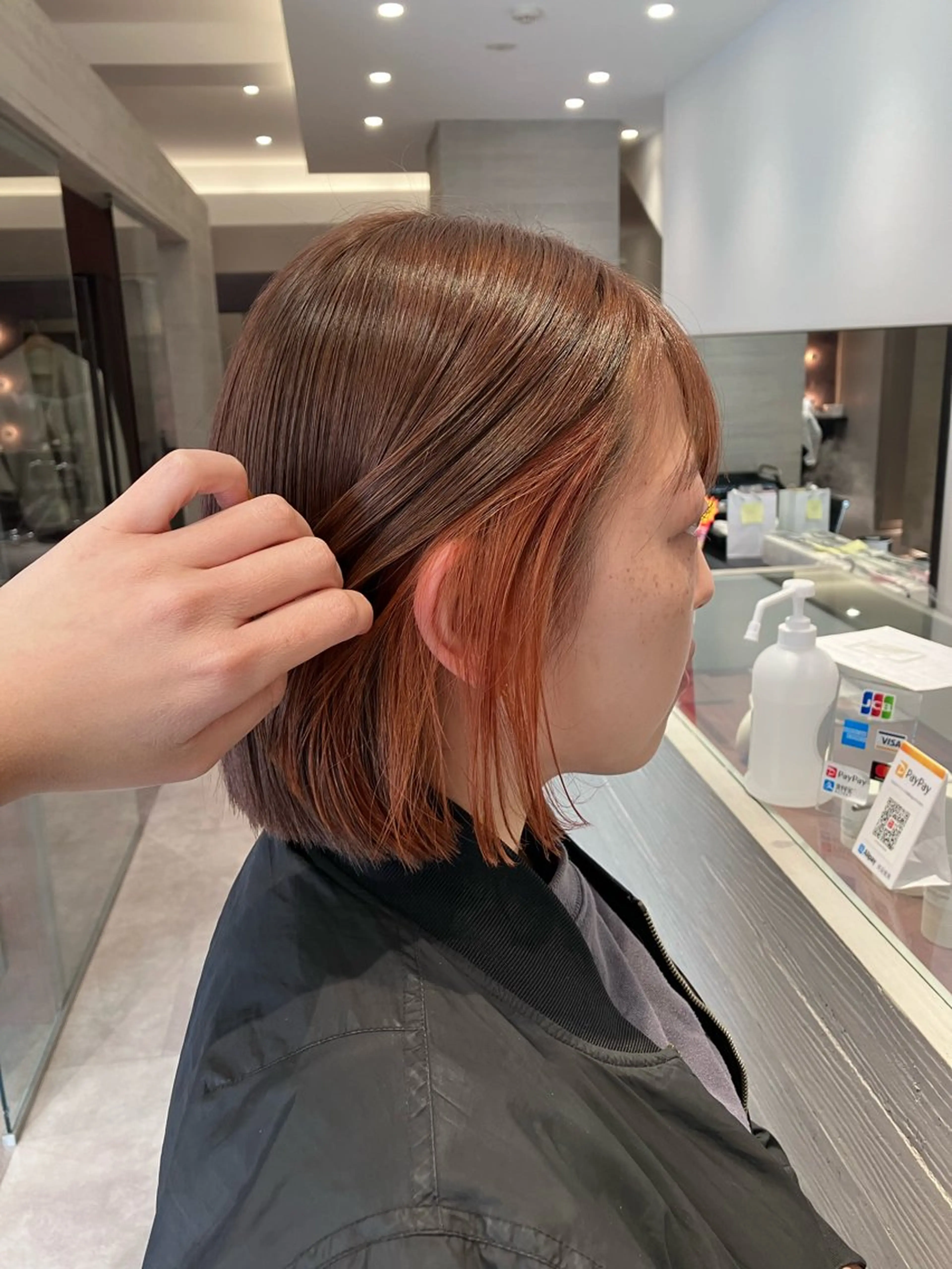 ショート カラー イヤリングカラー サキ🤍ハイトーン 🩰くびれ巻きヘアのヘアスタイル