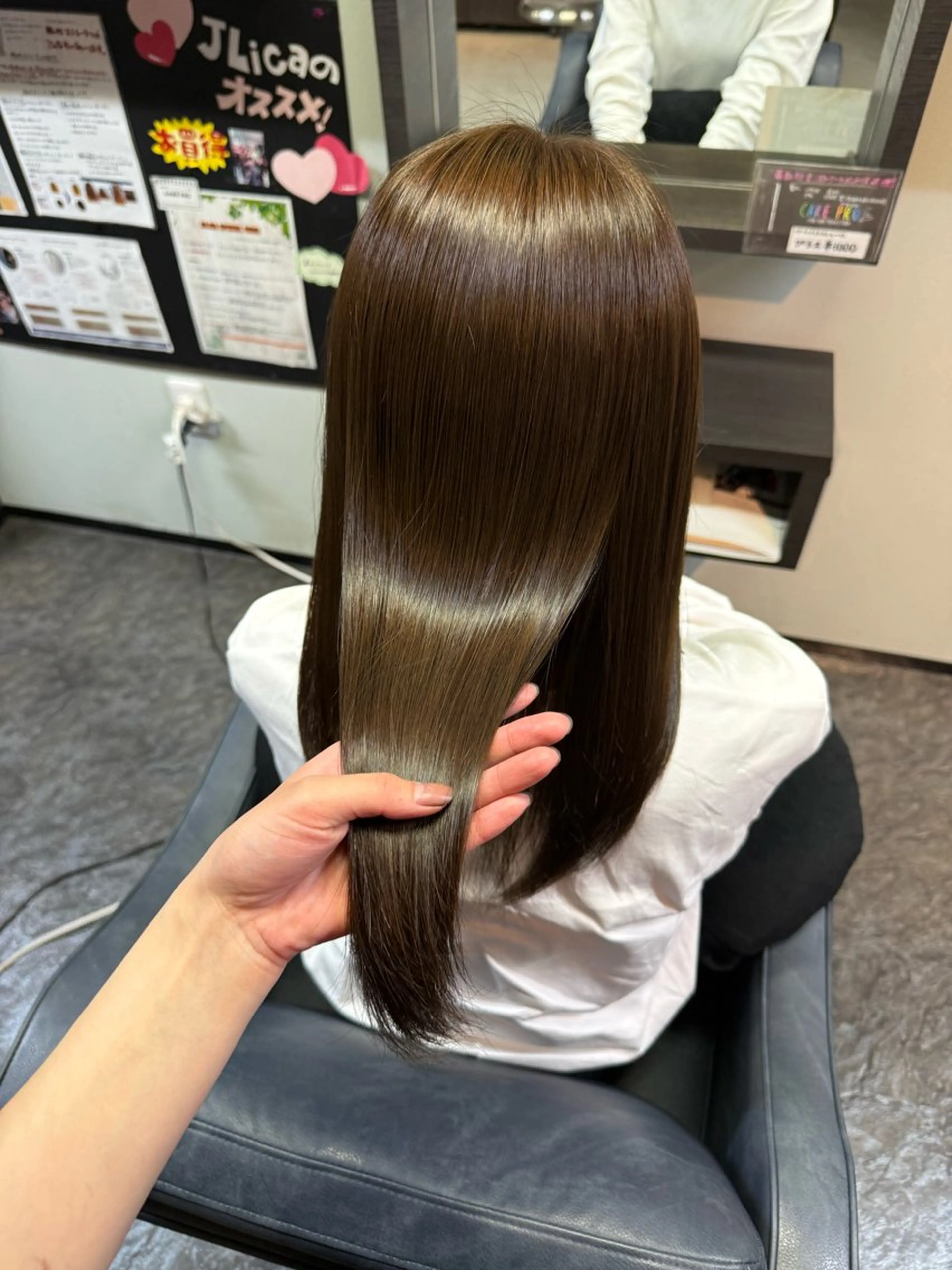 ミディアム アッシュ ヘアカラー 奴賀 詩のヘアスタイル