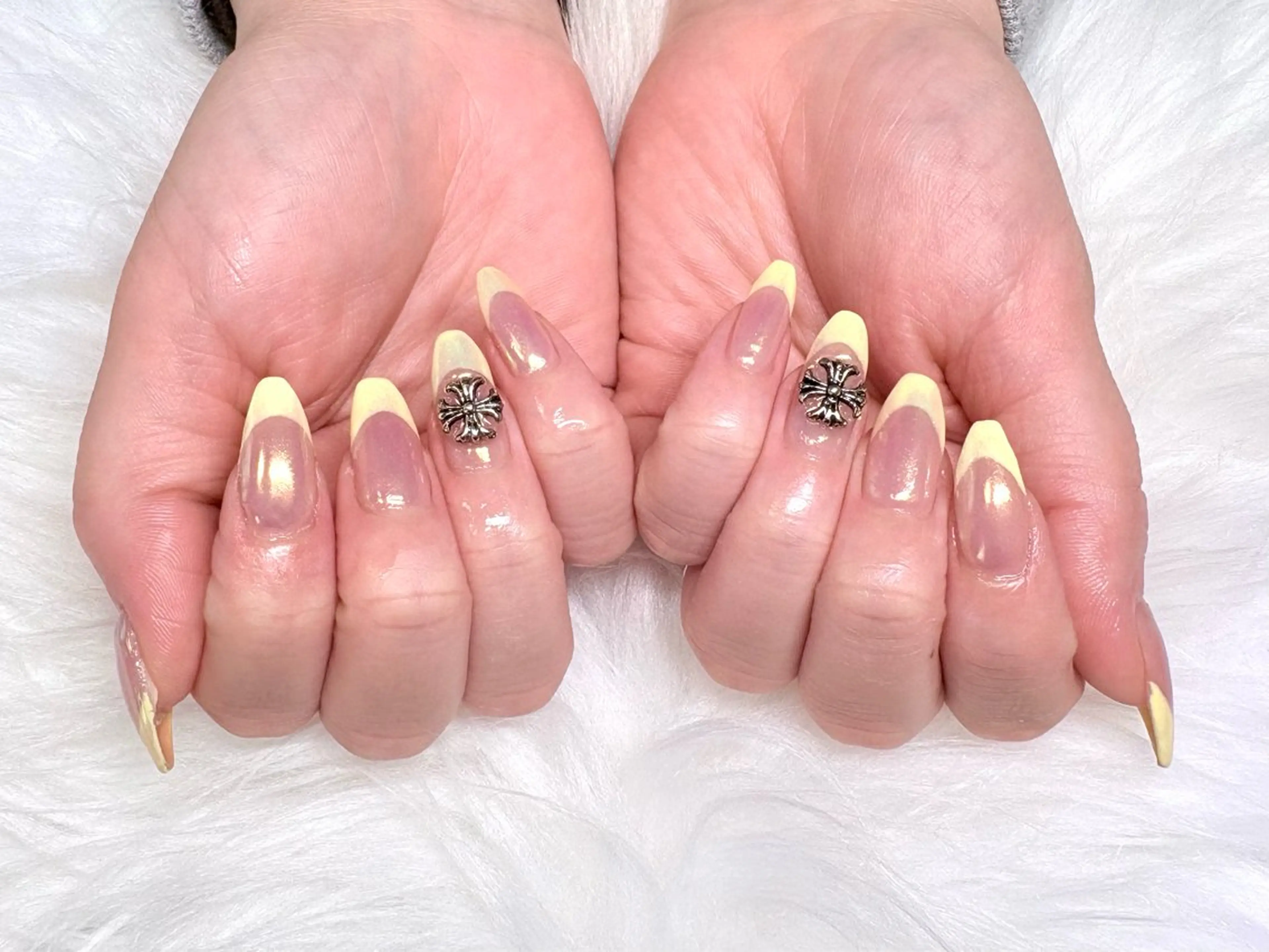 ネイル オーロラネイル フレンチネイル 黄色 ハンドネイル Nailsalon Dahliaのネイルデザイン