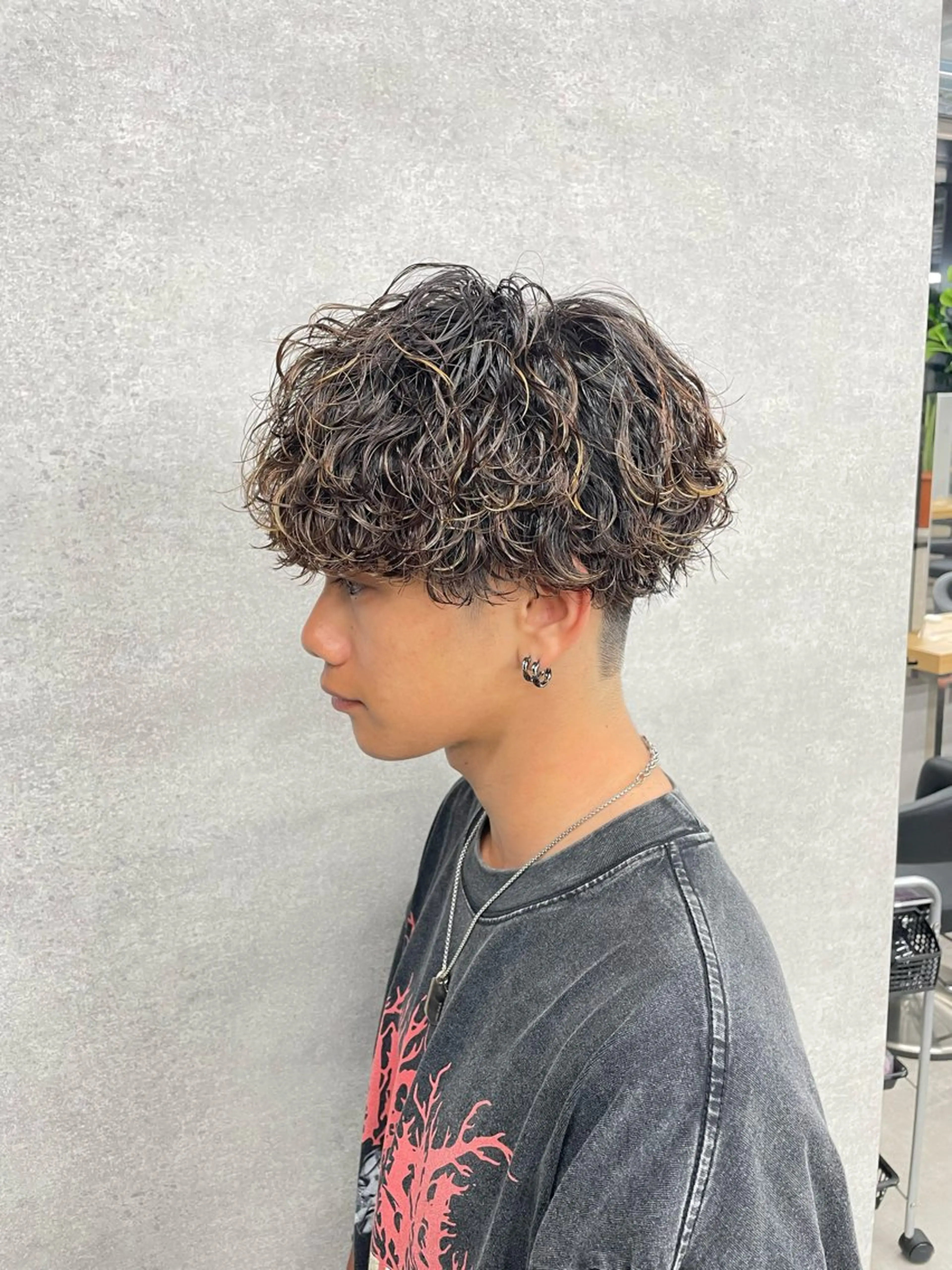 ショート カラー パーマ ヘアアレンジ メンズ メンズブリーチ センターパート フェザーパーマ メンズハイライト メンズハイトーン カット パーマ トリートメント ヘッドスパ ヘアセット スパイキー/フェザー /波巻き/かいとのヘアスタイル