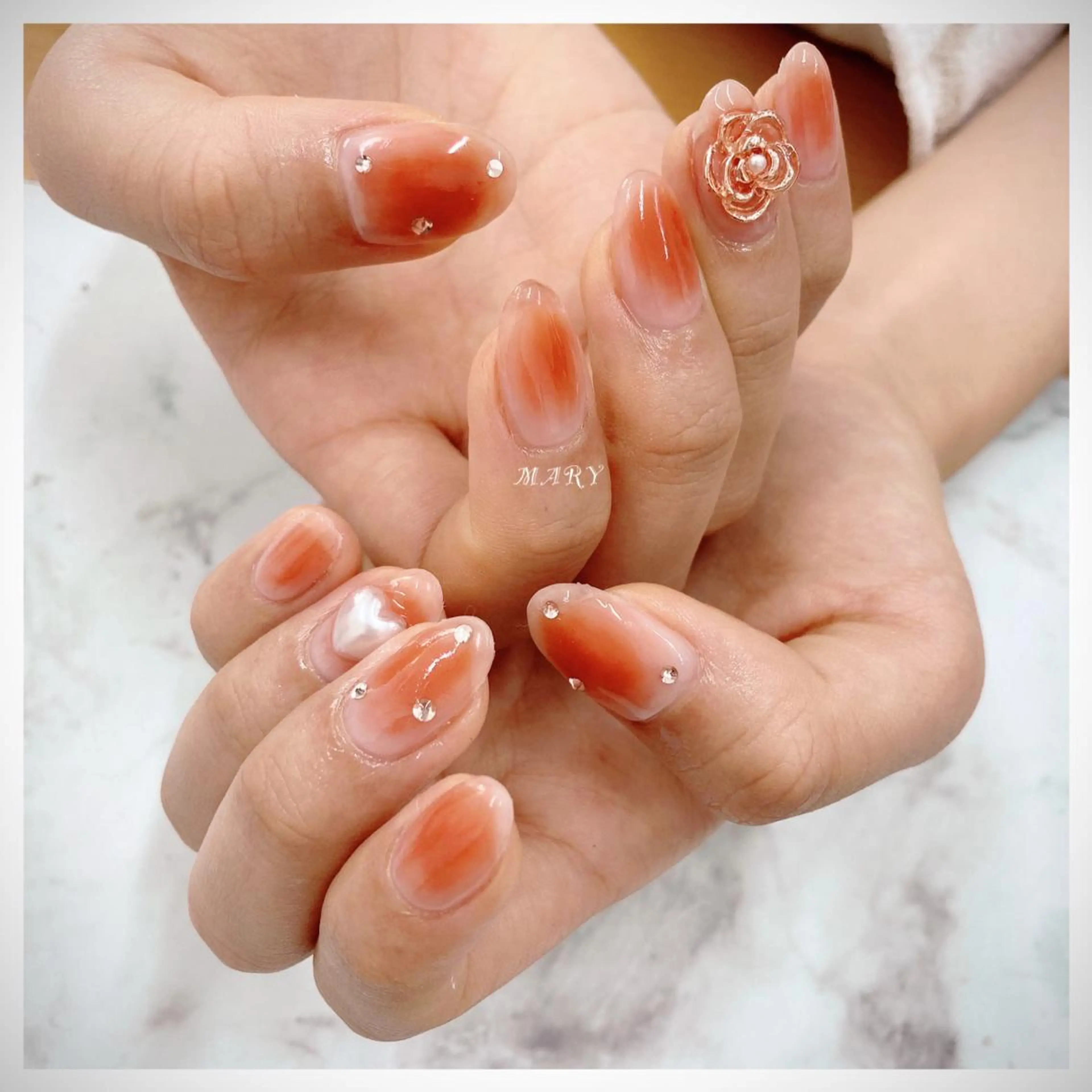 ネイル チークネイル ハート ニュアンスネイル オレンジ ハンドネイル Mary nail .narumiのネイルデザイン