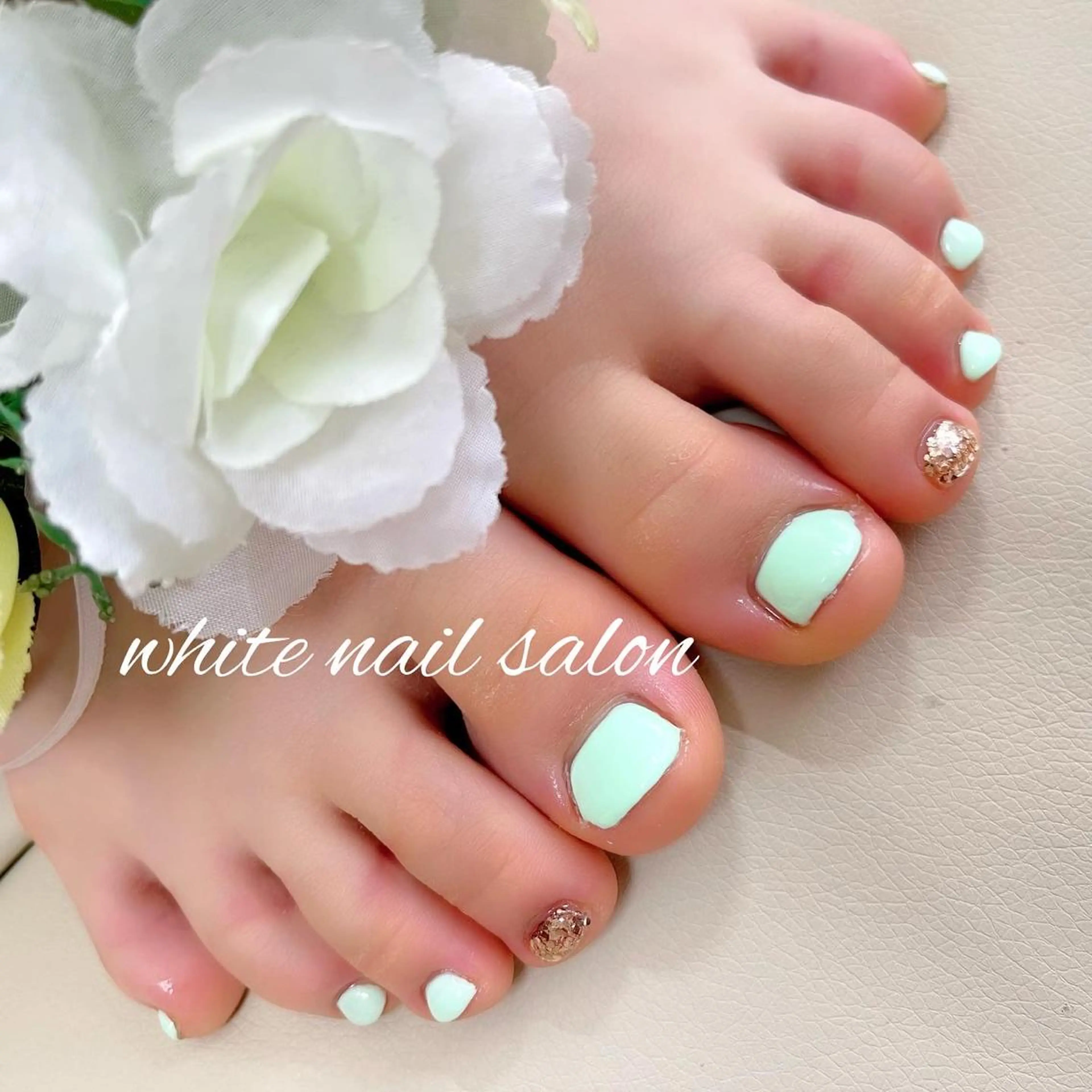 ネイル ジェルネイル ハードジェル ラメ(グリッター) 持ち込み シンプルネイル フットネイル white nail salonのネイルデザイン