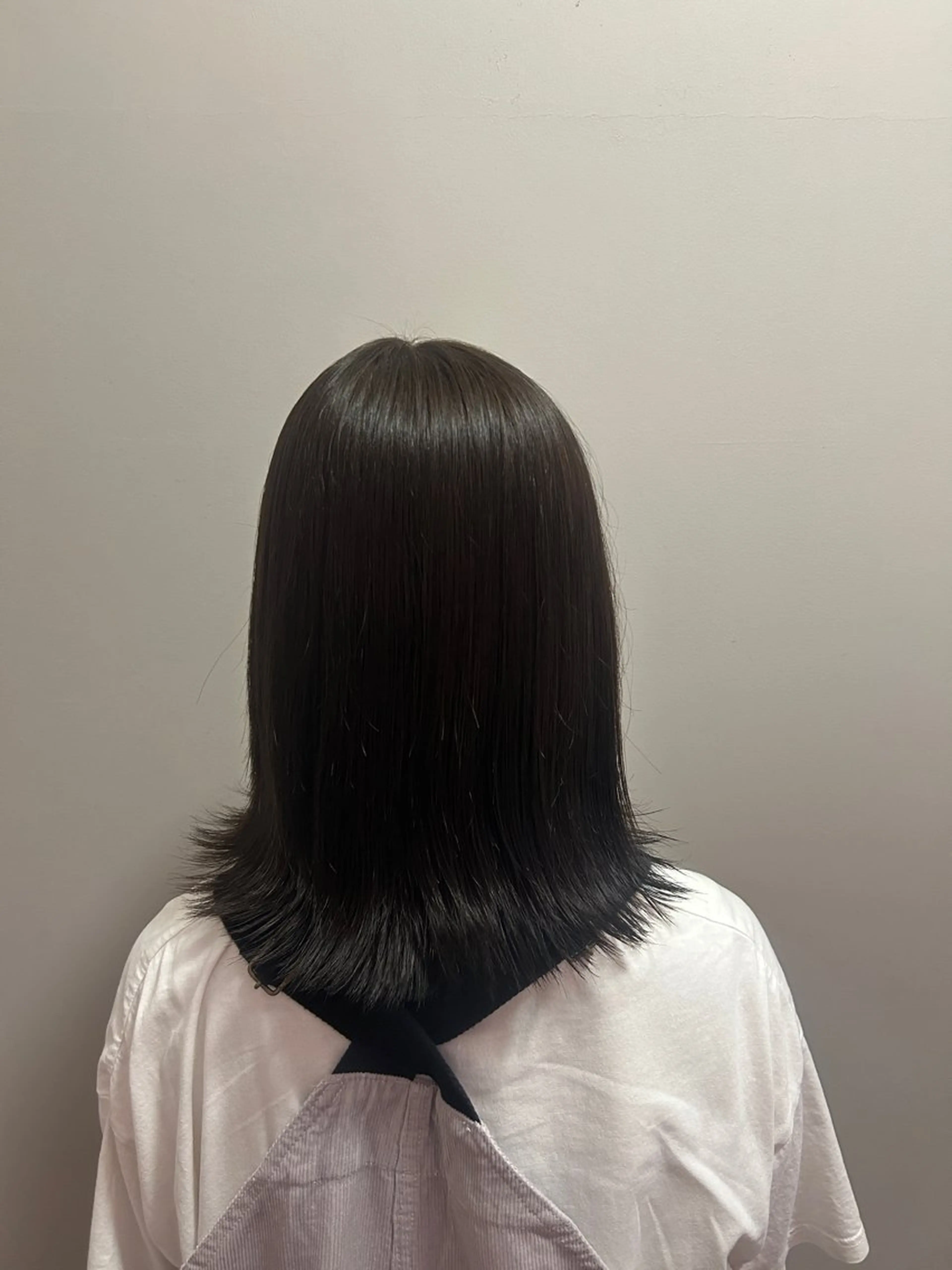 セミロング カラー ベージュカラー オリーブベージュ 岡本 妃麗のヘアスタイル