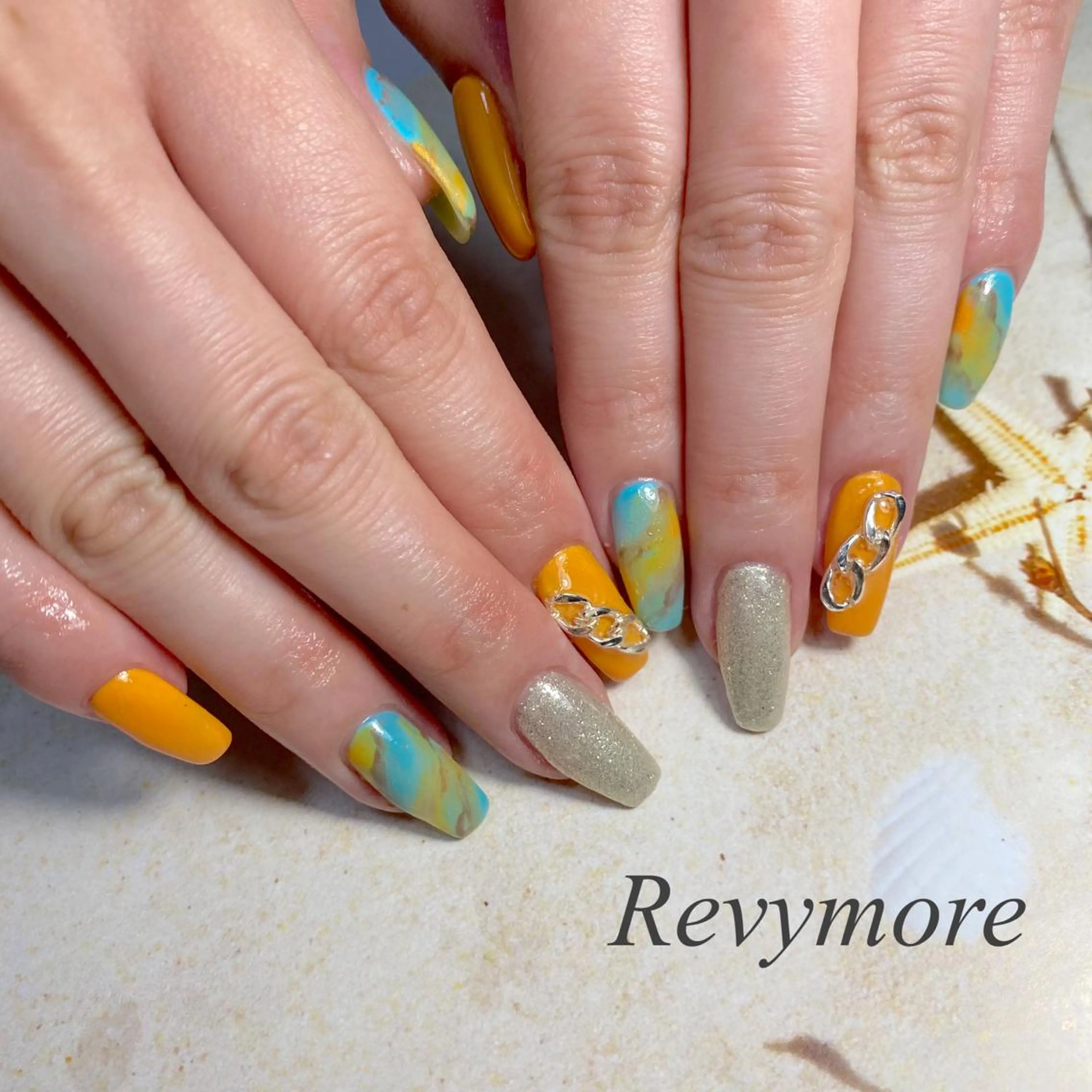 ミディアム ネイル 韓国風ヘア ジェルネイル キラキラネイル 韓国ネイル ニュアンスネイル nail salon Revymoreのネイルデザイン