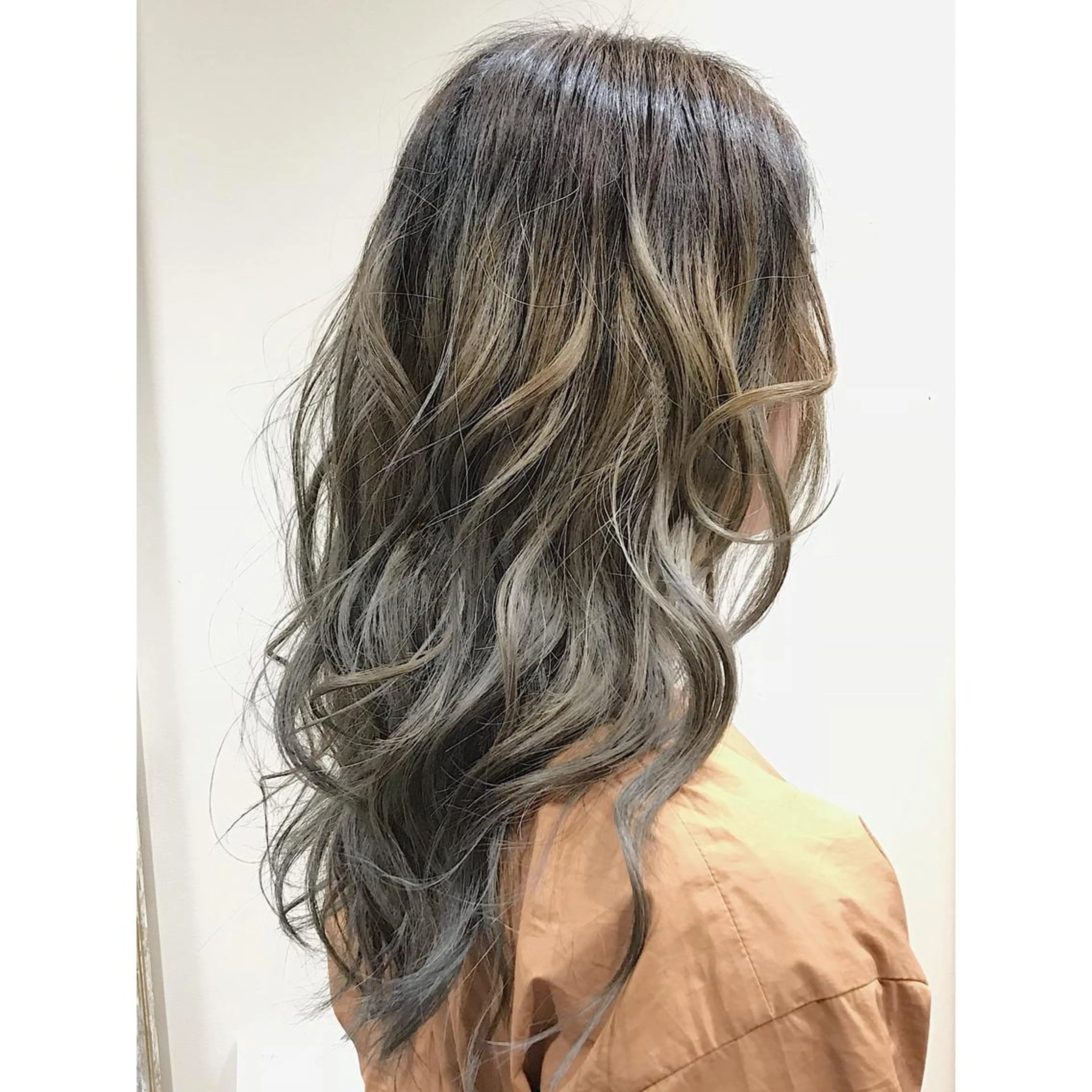 ロング カラー バレイヤージュ ブリーチ 外国人風カラー レイヤーカット ヘアカラー VandV所属・松村 未央のヘアスタイル