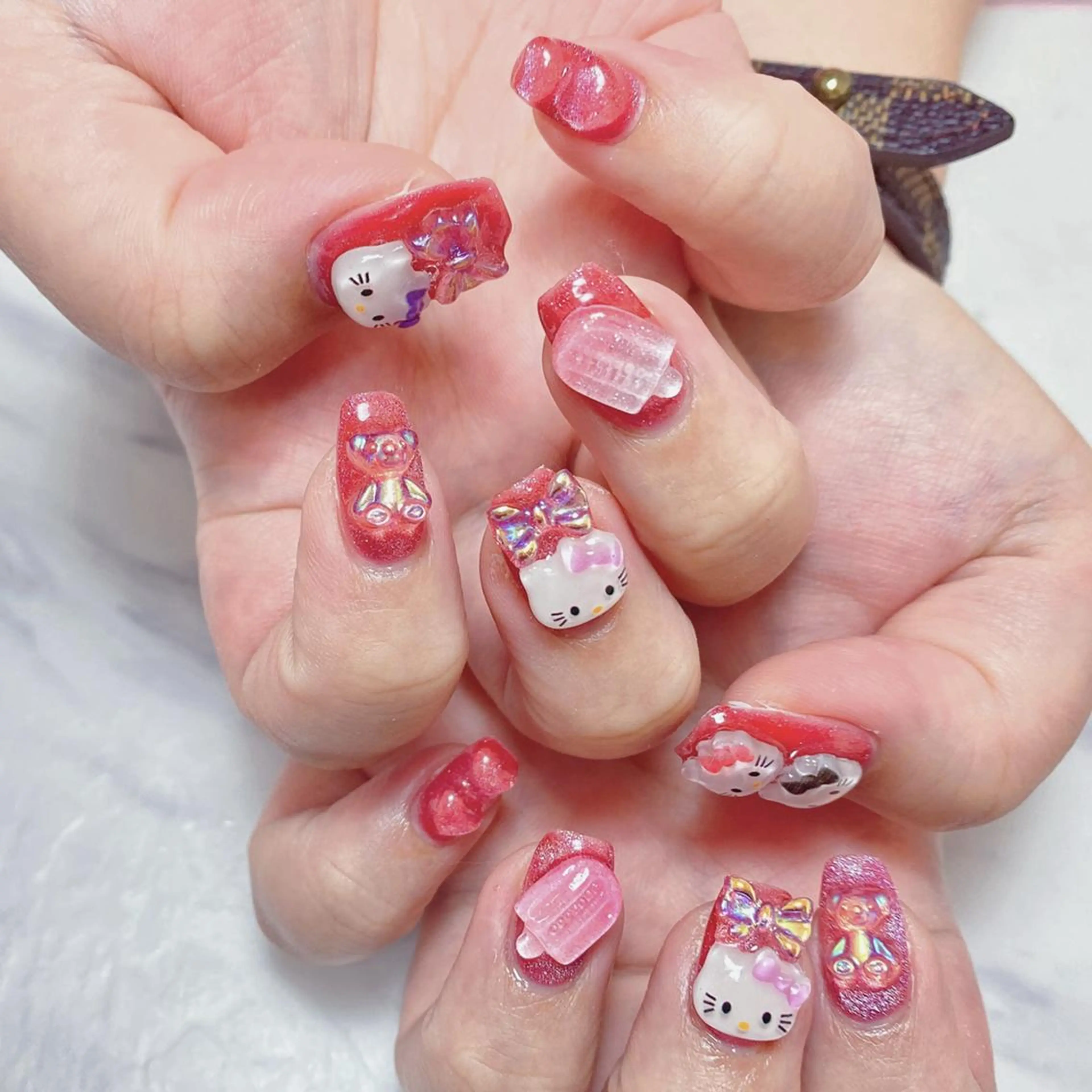 ネイル アートネイル オーロラネイル ガーリー キラキラネイル 韓国ネイル ハンドネイル ハンドケア Plenty 🚢のネイルデザイン