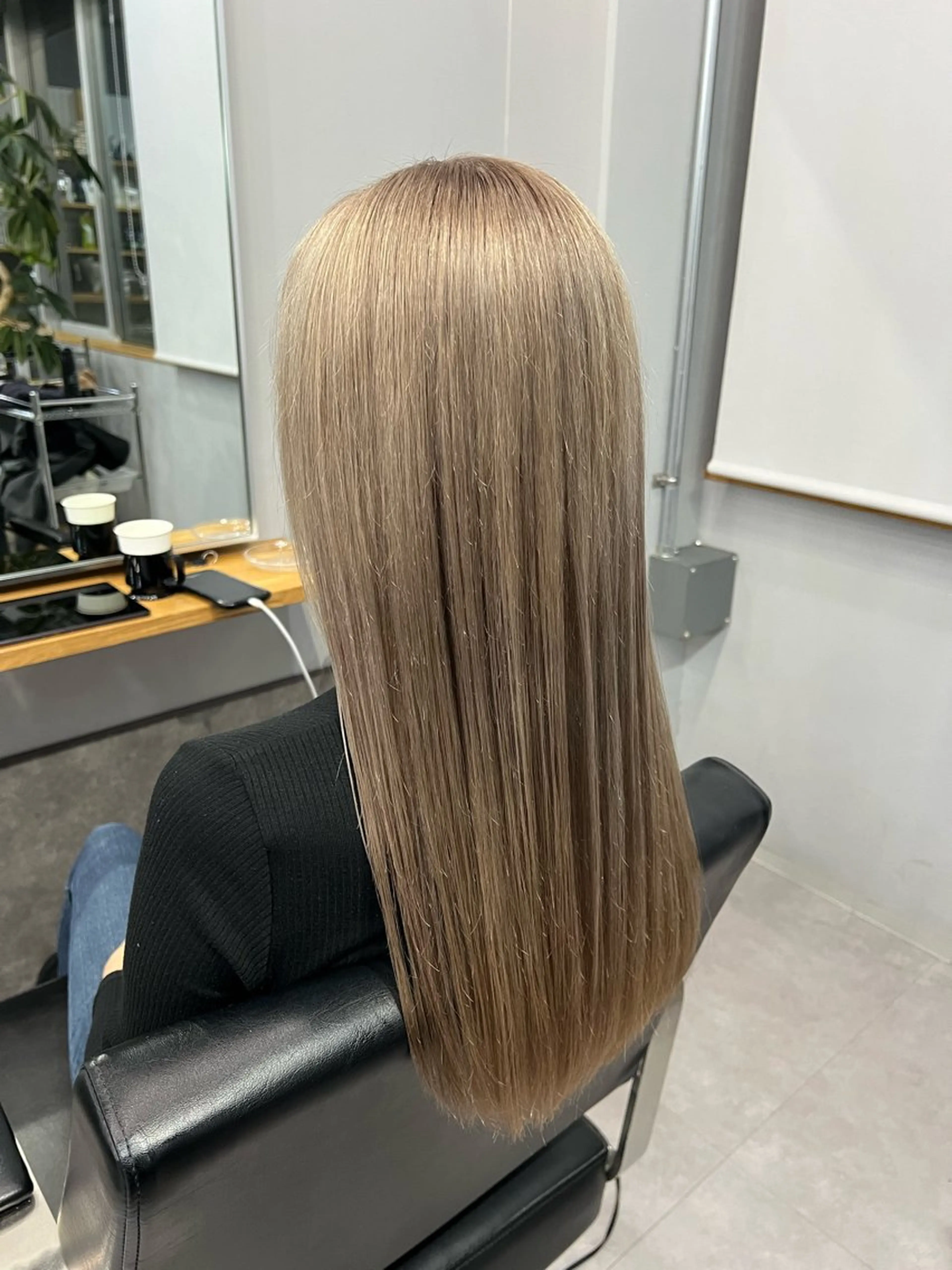 ロング カラー ミルクティーカラー グレージュ　高山慧輔のヘアスタイル