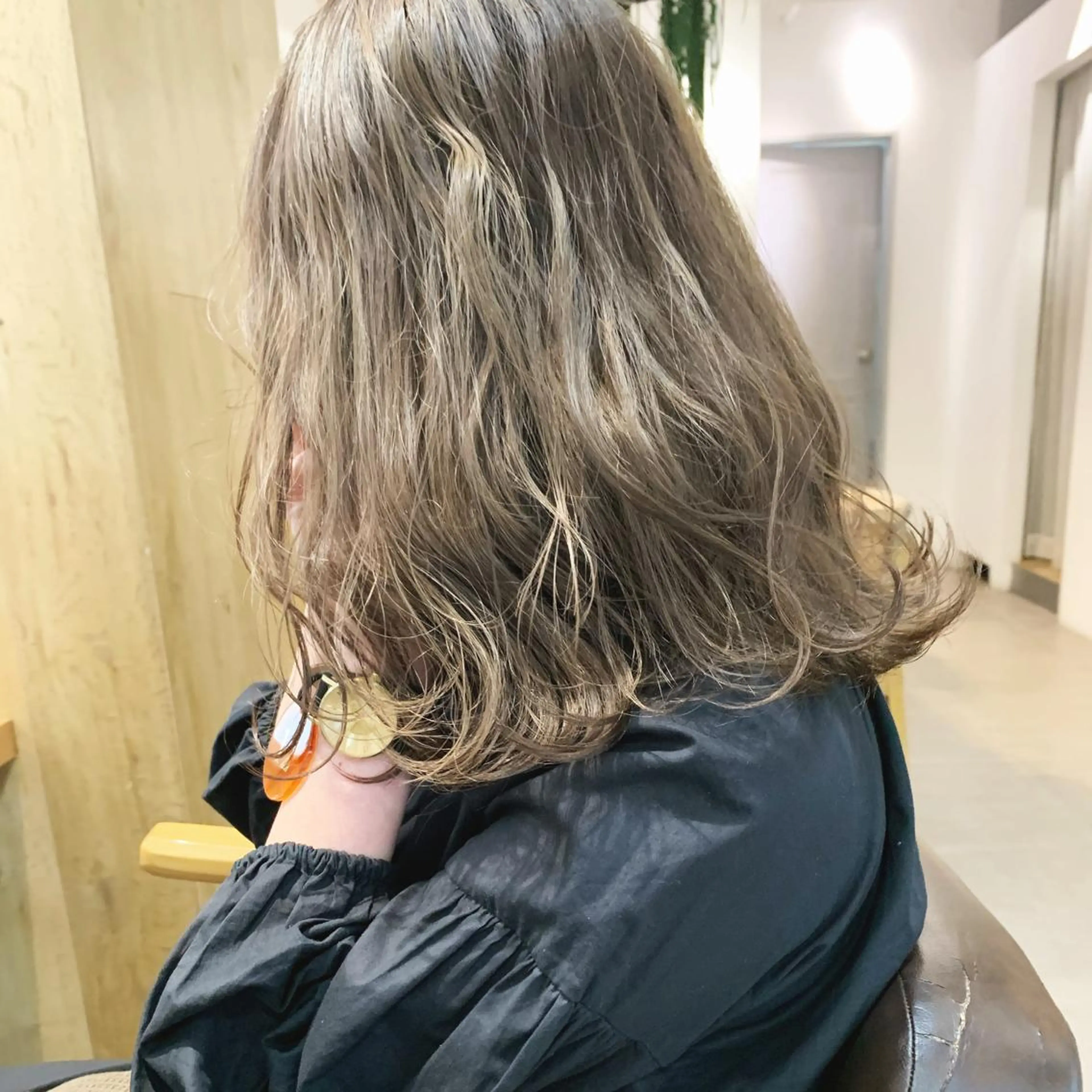 ミディアム カラー ネイル ヘアカラー トリートメント ハイトーンボブ 前田 表参道 グレージュのヘアスタイル