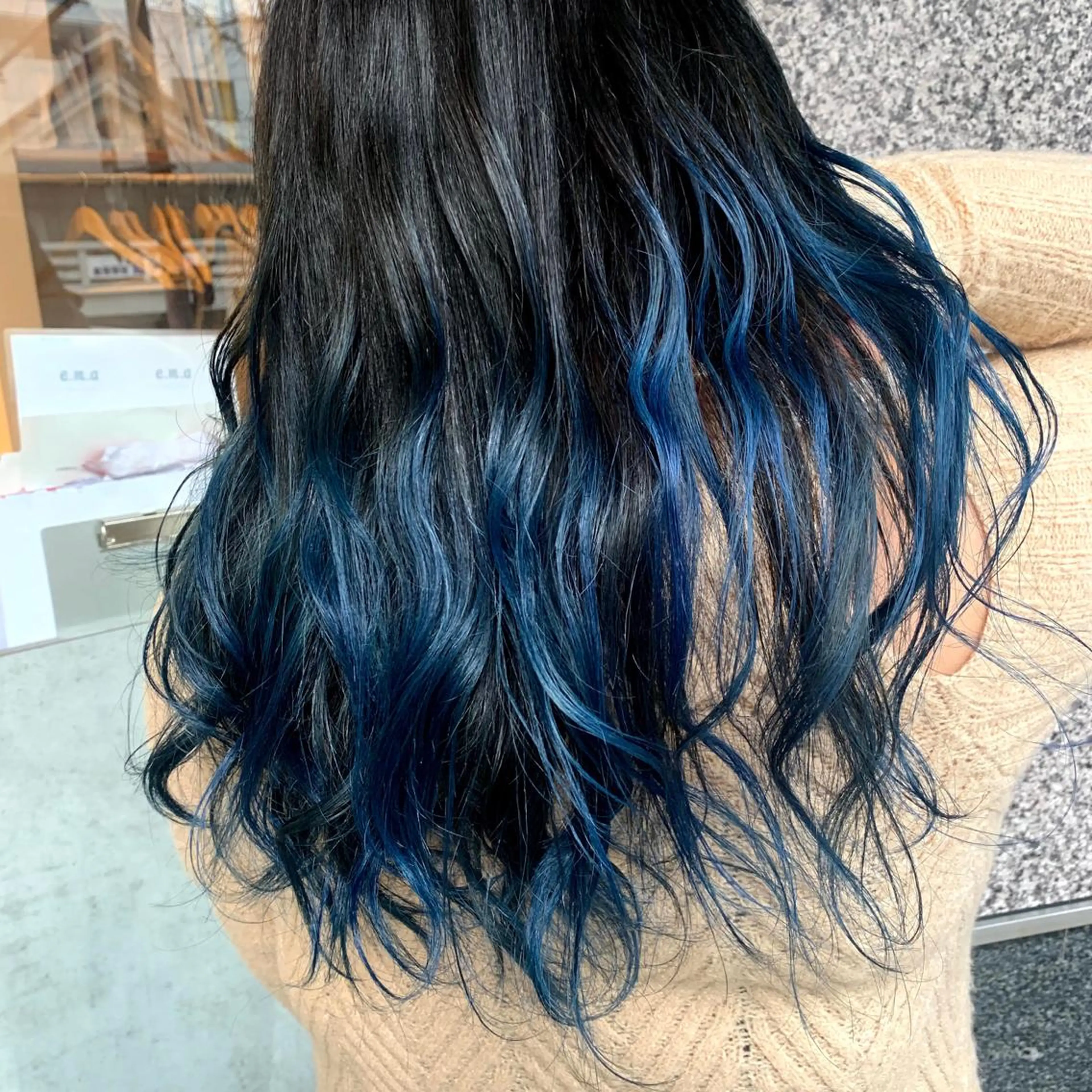 ロング カラー 黒髪 ブリーチ ブルーカラー ブルーブラック グラデーションカラー カワシマ セイカのヘアスタイル