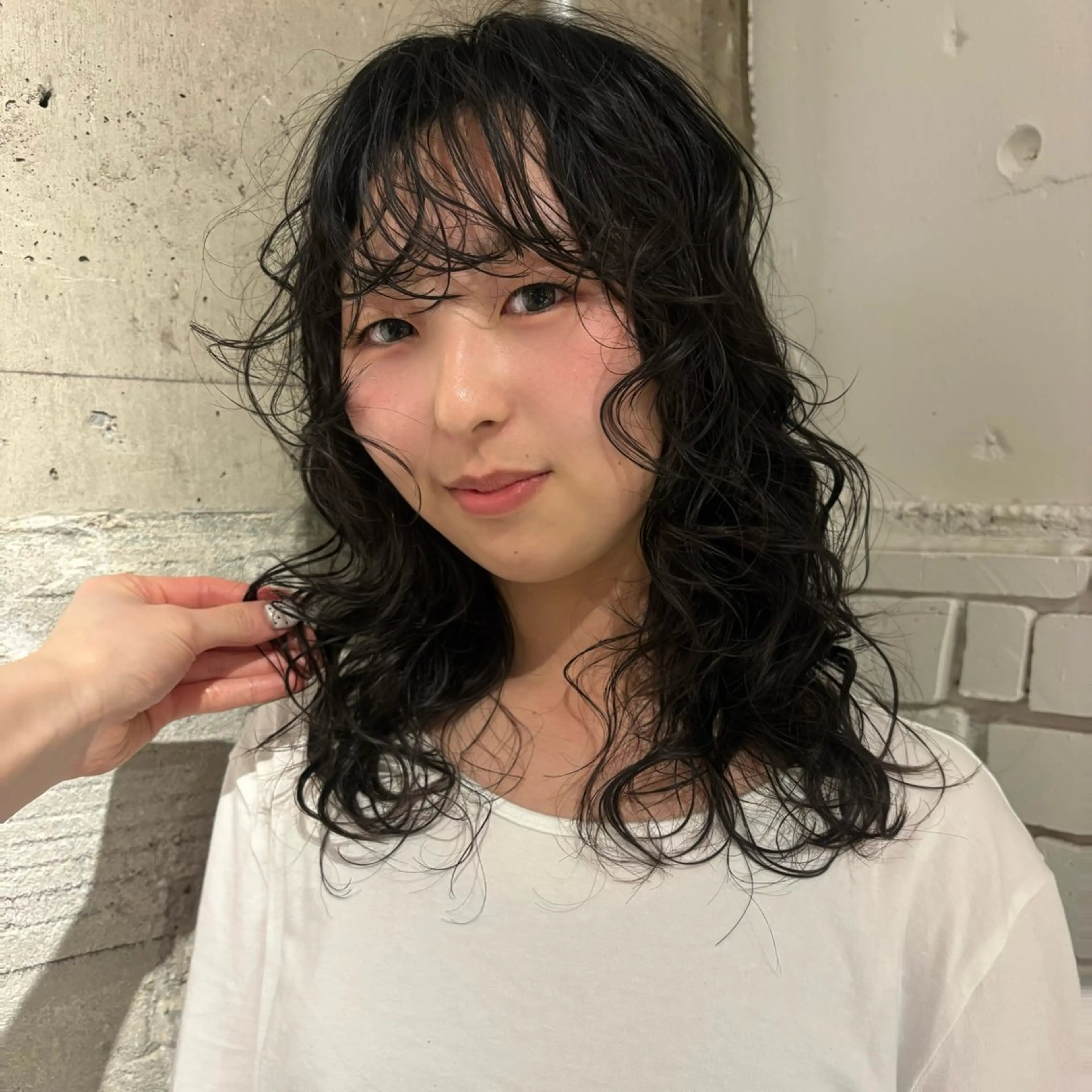 ミディアム パーマ ミディアムレイヤー ミディアムパーマ レイヤーカット カット パーマ Yui⭐️ 透け感カラーのヘアスタイル