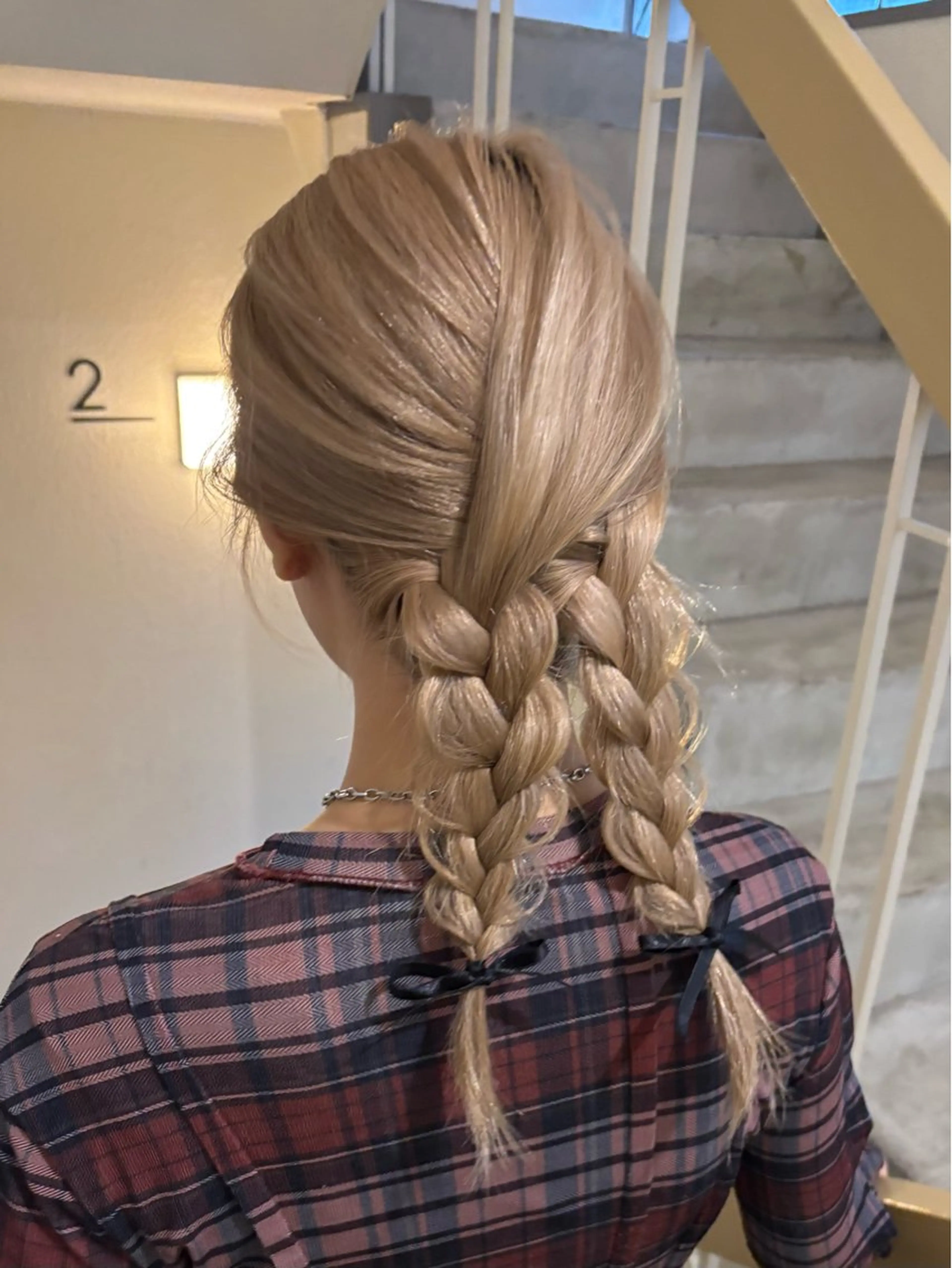 ミディアム ｍｏｍｏ/ ハイトーン/ベージュのヘアスタイル