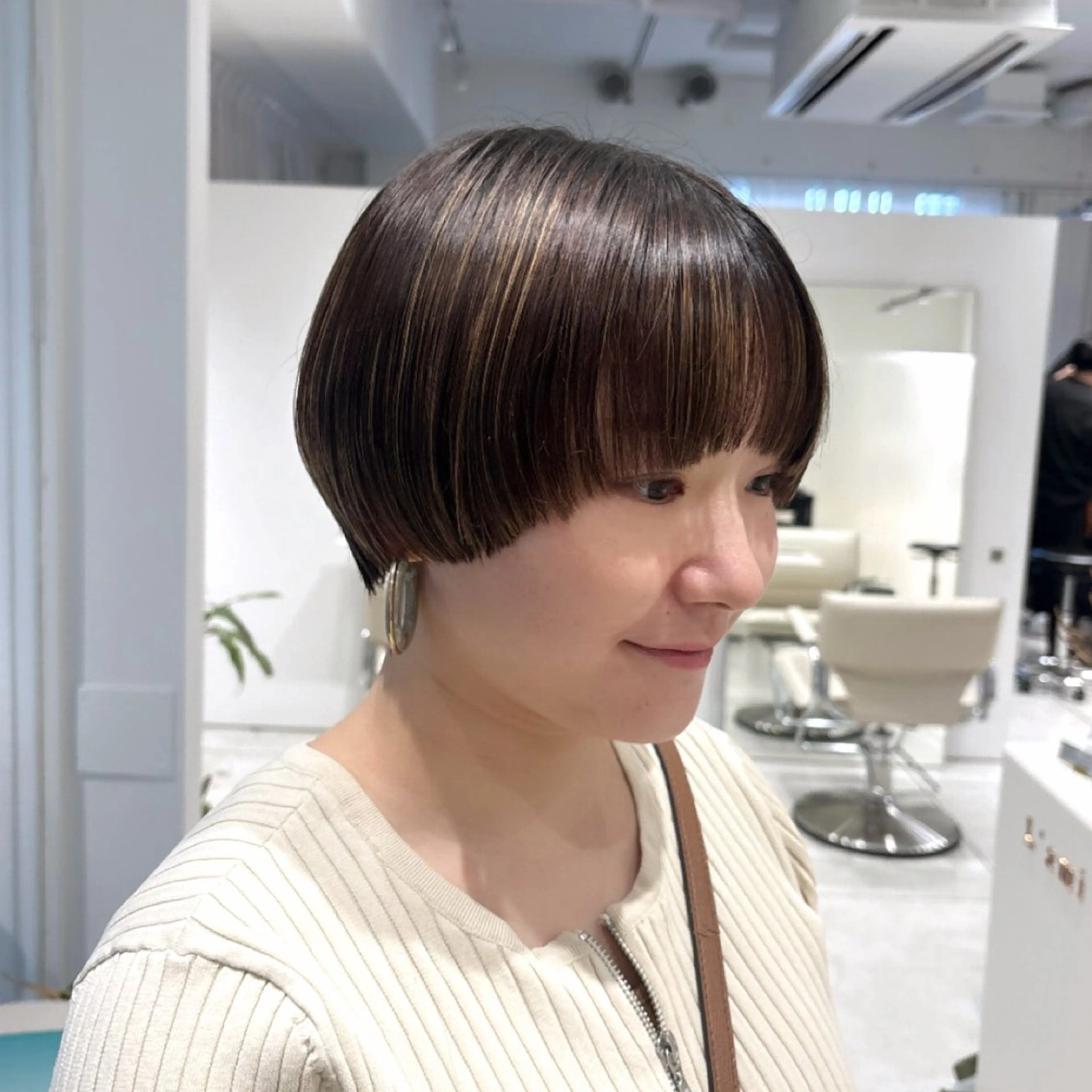 ショート カラー ショートボブ 丸みショート ハイライトカラー ボブ ハイライト ヘアカラー トリートメント ヘッドスパ ヘアセット カジュアルを女っぽく 𝗮𝘆𝗮𝗰𝗼のヘアスタイル