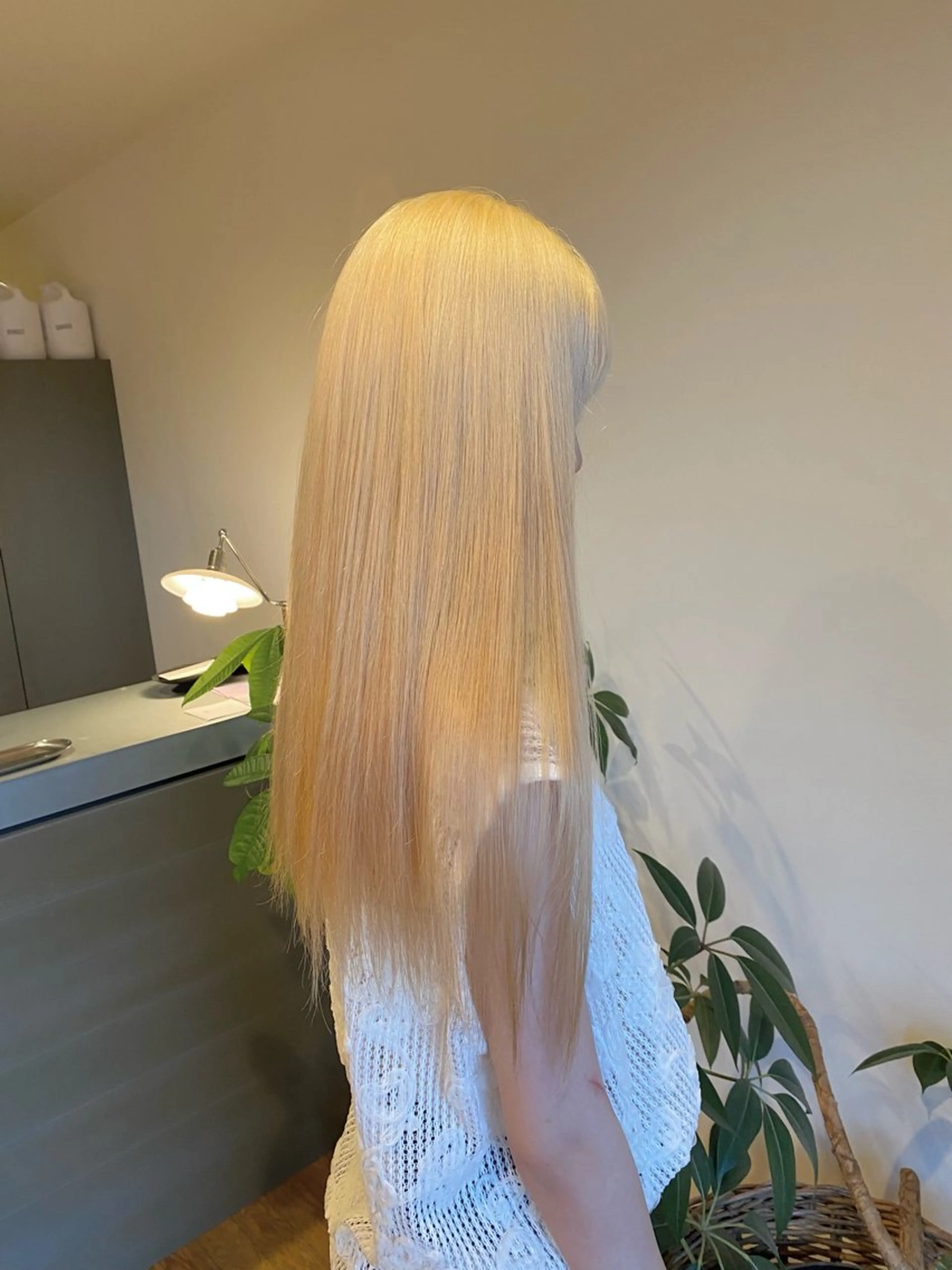 ロング カラー 抜きっぱなしブロンド ブロンド ヘアカラー Ludwig AIRIのヘアスタイル