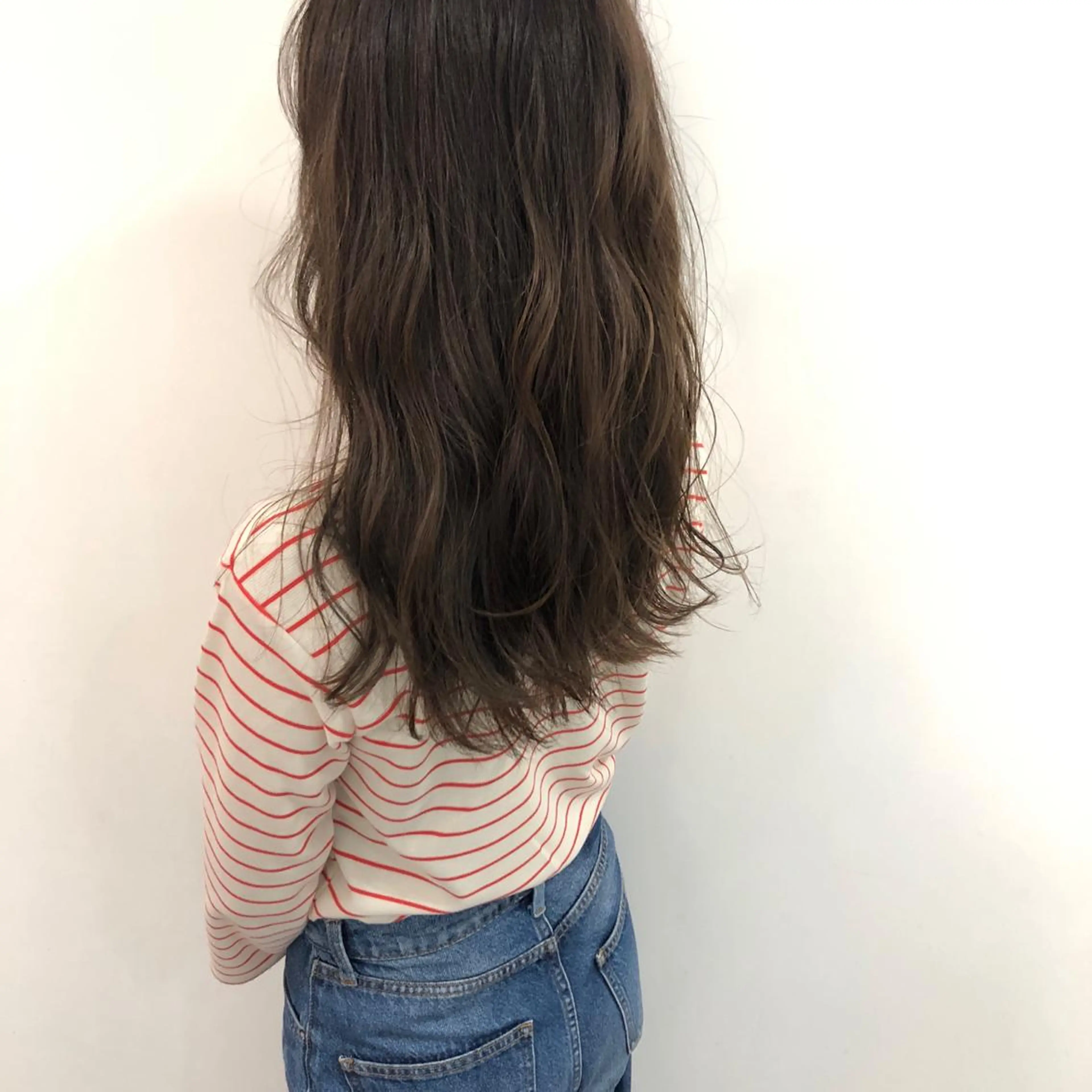 ロング アッシュ 梅田 千亜希のヘアスタイル
