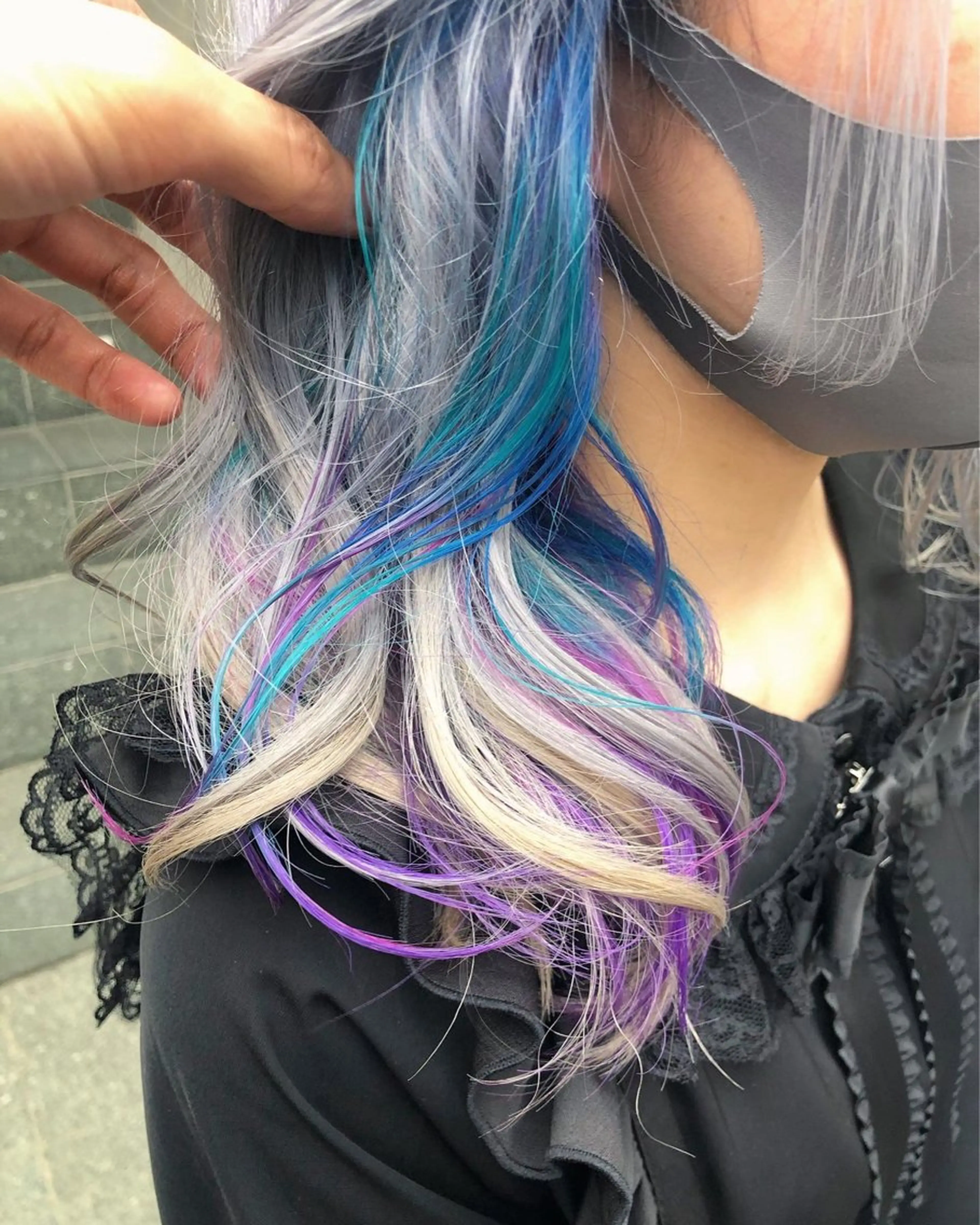 セミロング カラー ブリーチ イヤリングカラー インナーカラー ユニコーンカラー 卒業式のヘアスタイル カット ヘアカラー トリートメント 原宿サロン代表 デザインカラー伊藤卓のヘアスタイル