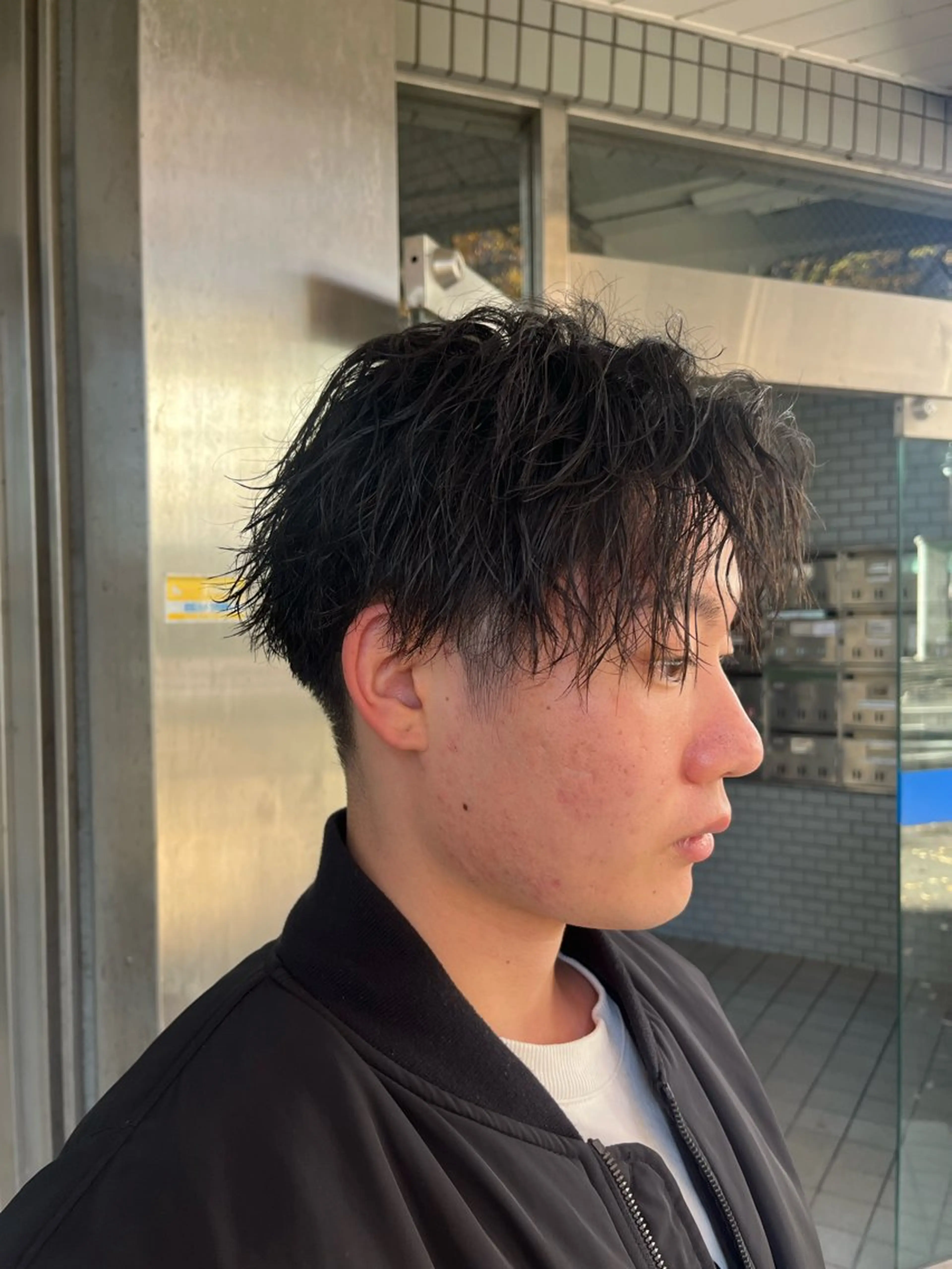 ショート パーマ メンズ センターパート ショートヘア カット パーマ 韓国メンズヘア/ 毛流れヘア　須田龍世のヘアスタイル