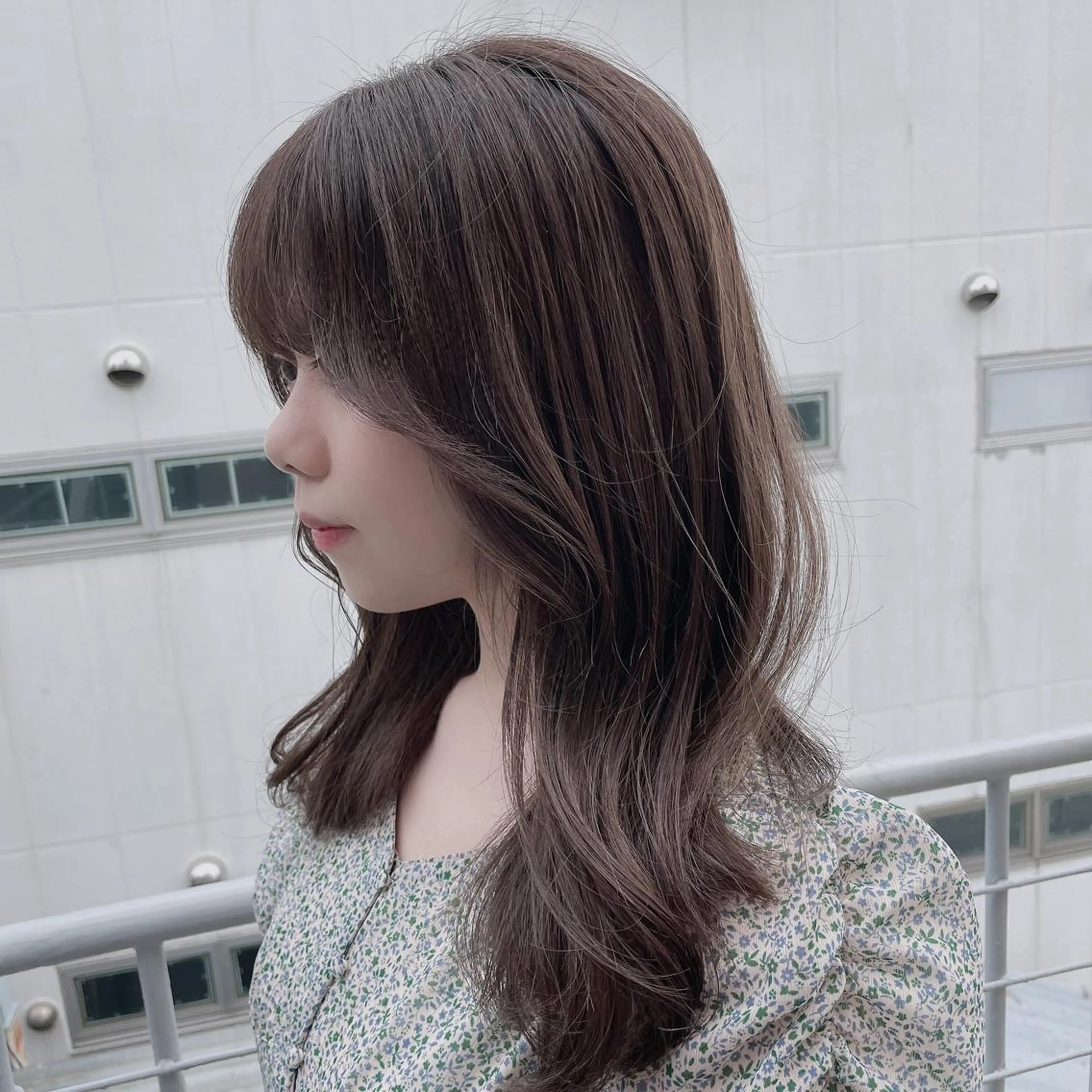 セミロング カラー レイヤーカット 透明感カラーのヘアスタイル