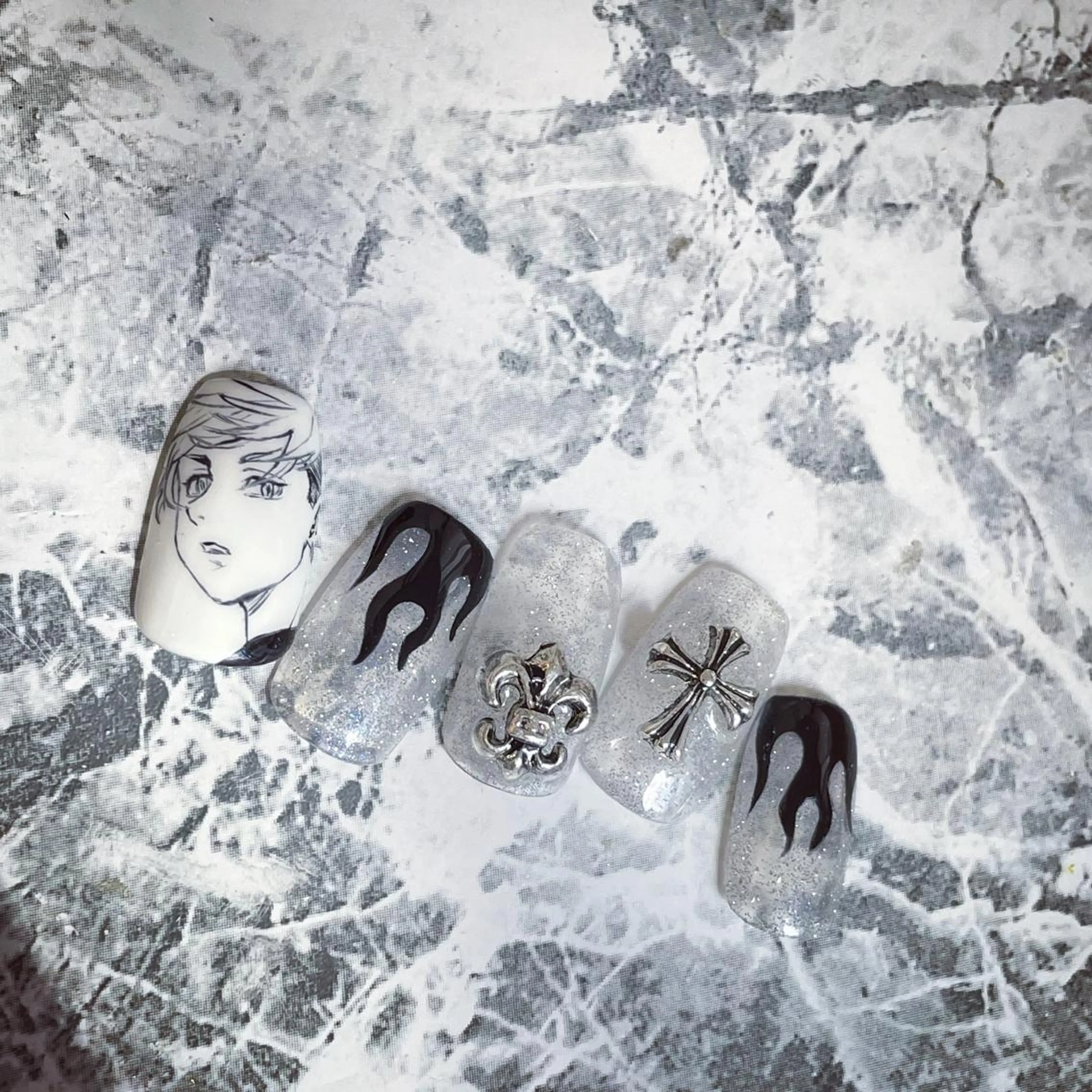 痛ネイル🥀　キャラクターネイル　白黒　2本アート　その他やり放題　オフケア込みの写真