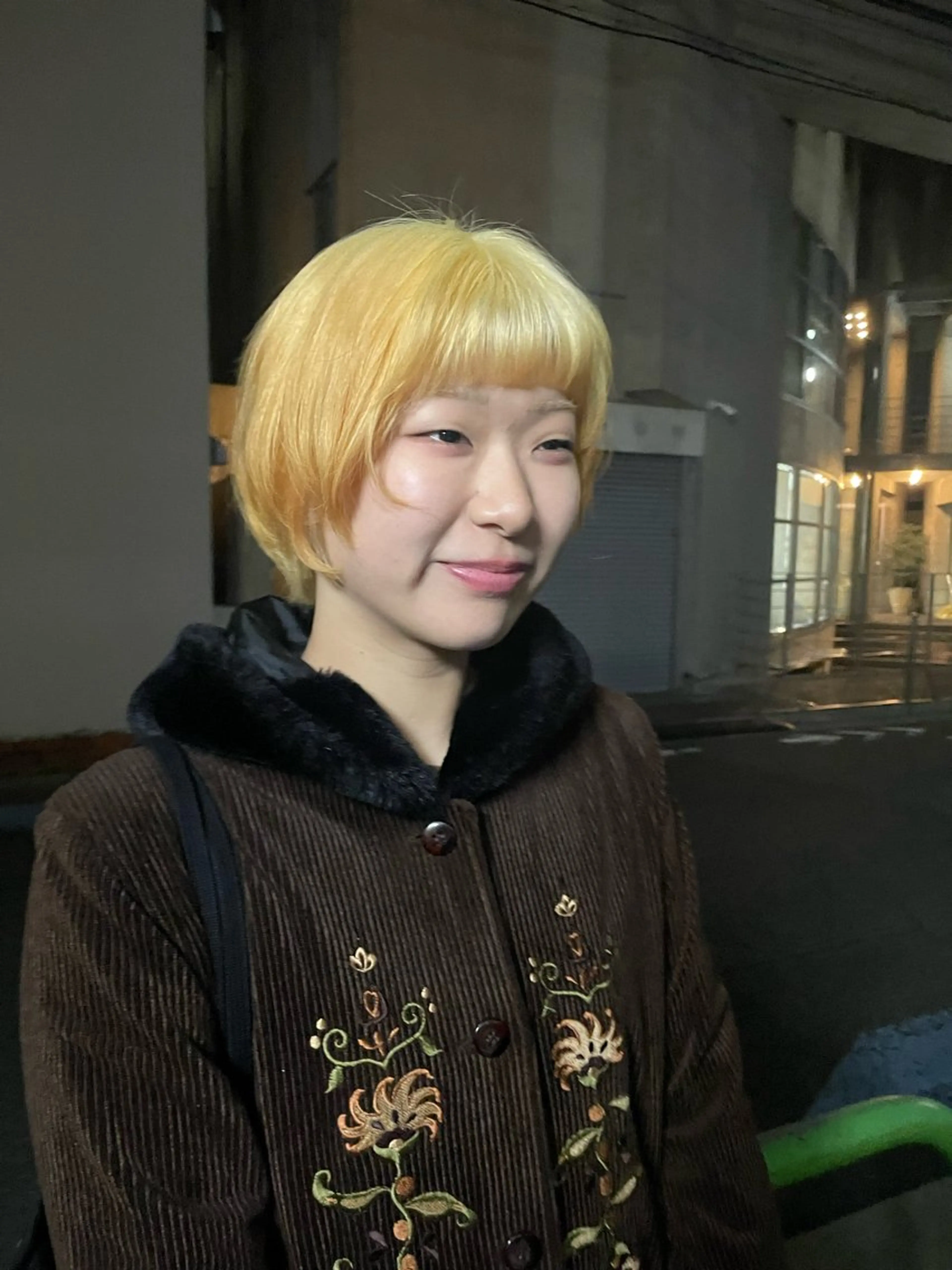 ショート カラー 抜きっぱなしブロンド ヘアカラー リカ/ハイトーン ・オリーブ🍀のヘアスタイル