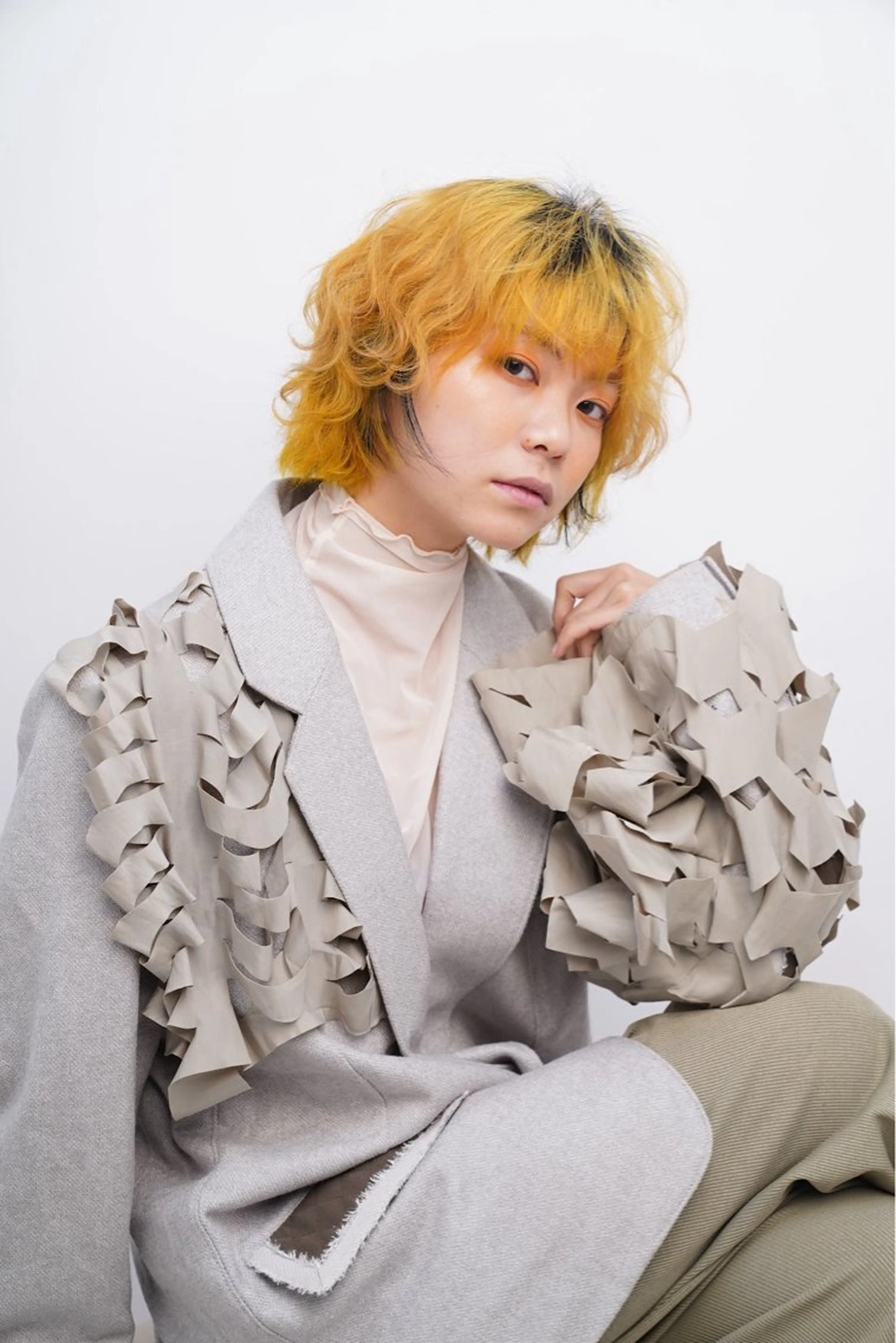 ショート カラー 黒髪 イヤリングカラー オレンジ イエローカラー ヘアカラー いぐちしょうた🫧 VISAGEbaskのヘアスタイル