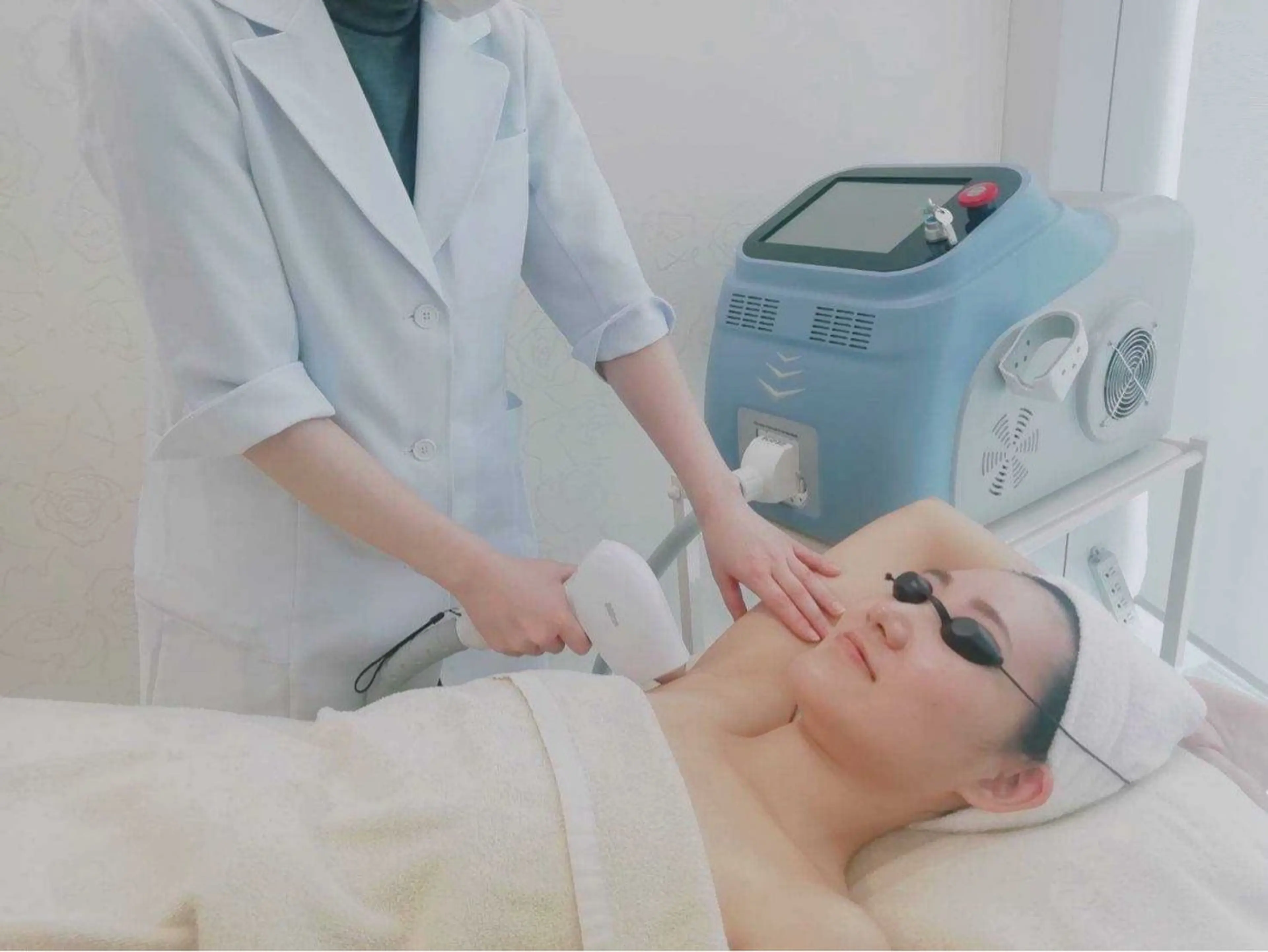 ミニモ限定！薄着になる前に！全身脱毛(vio.顔無し)平日限定！8000円！の写真