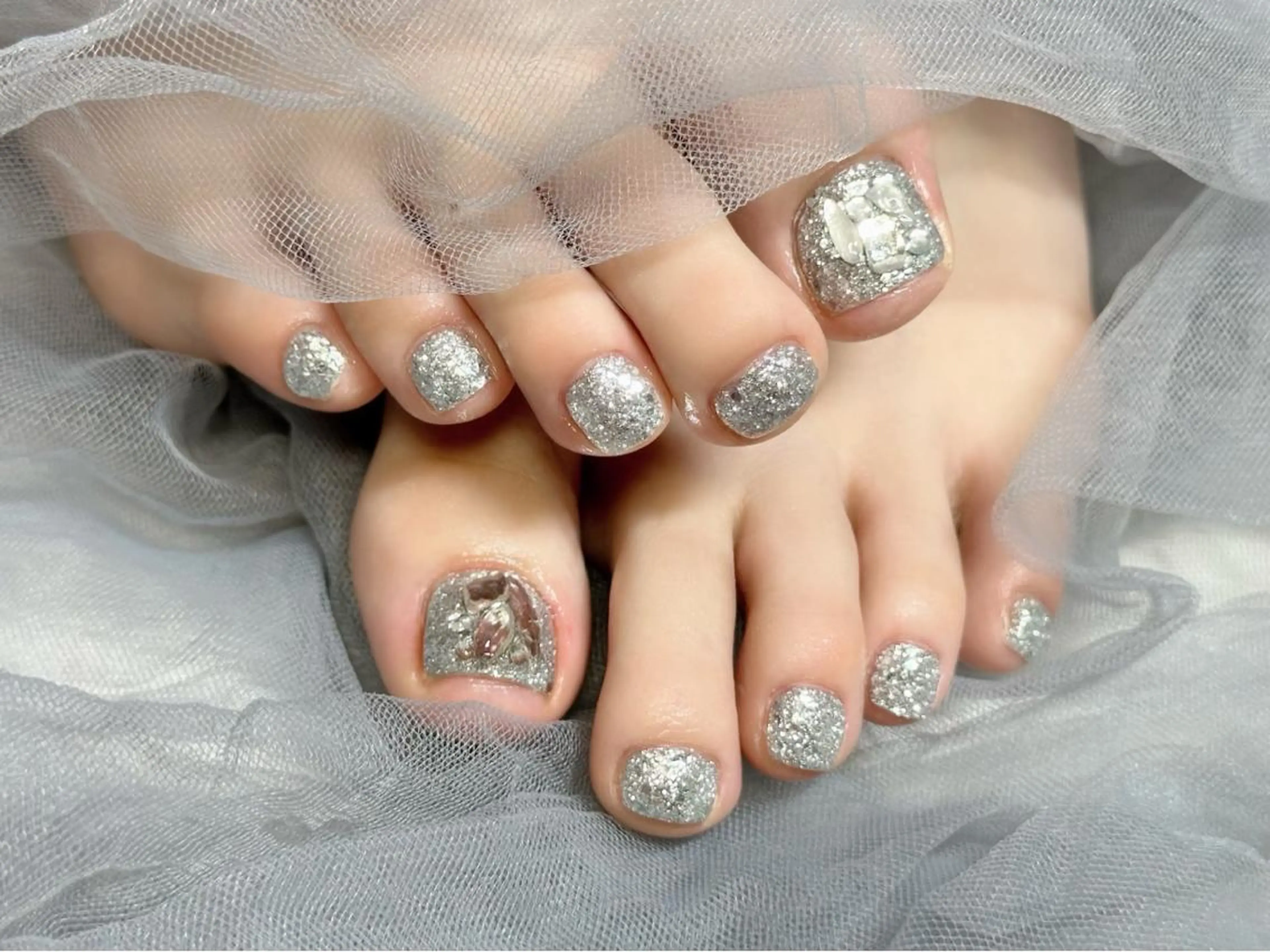 ネイル キラキラネイル シルバー フットネイル Nail Salon KURELLYのネイルデザイン