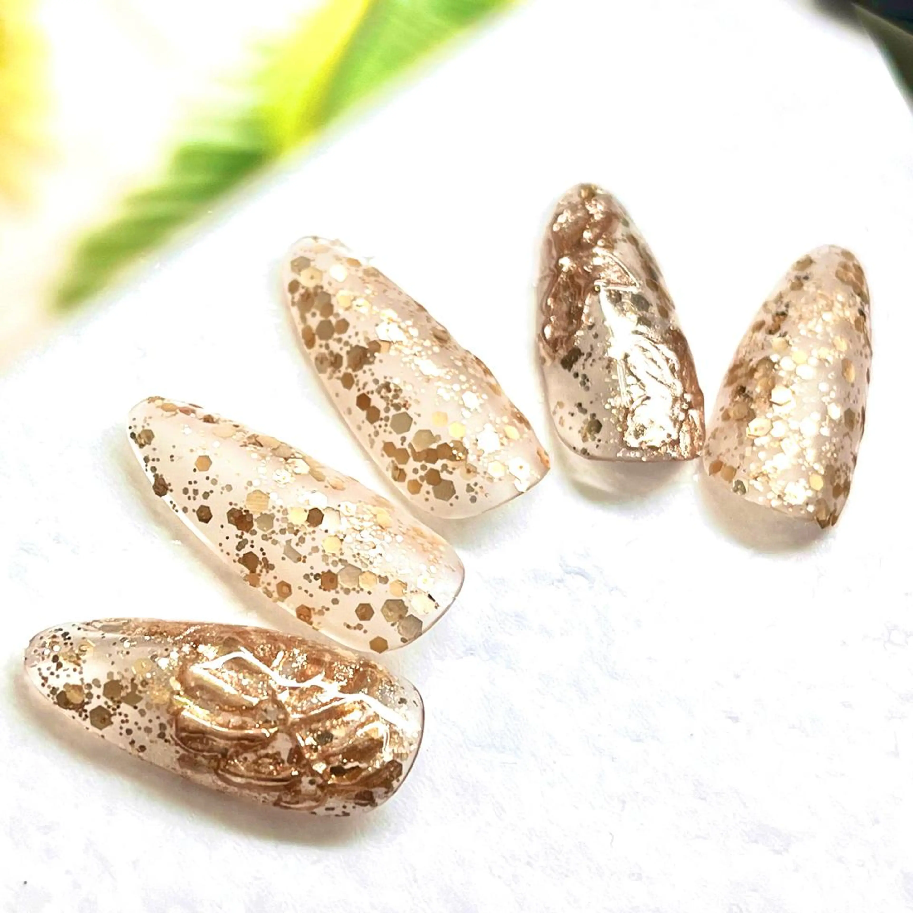 セミロング ネイル ゴールド キラキラネイル ラメ(グリッター) ミラーネイル 夏ネイル RIONnail Yurikaのネイルデザイン