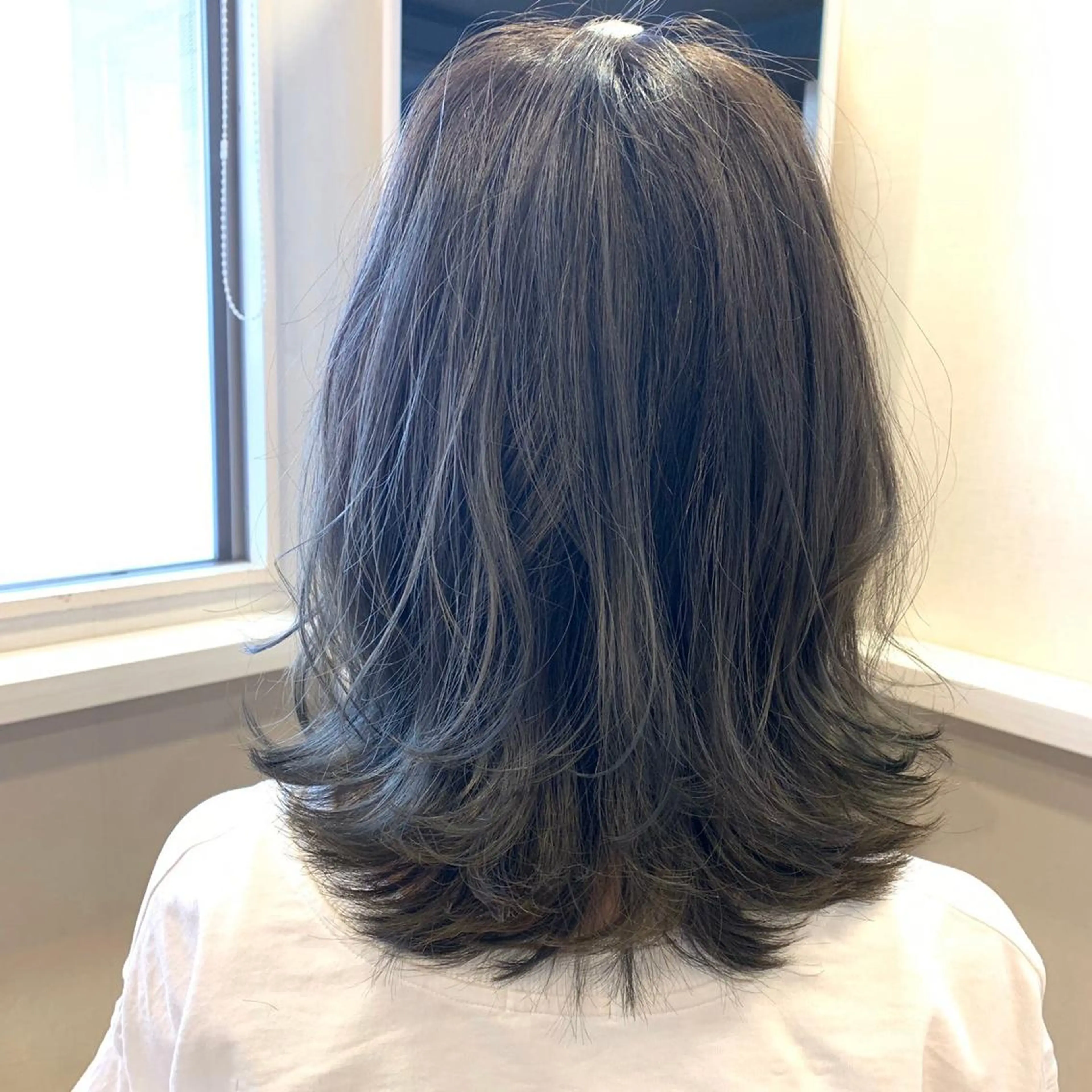 ミディアム 岩間 祐佳のヘアスタイル
