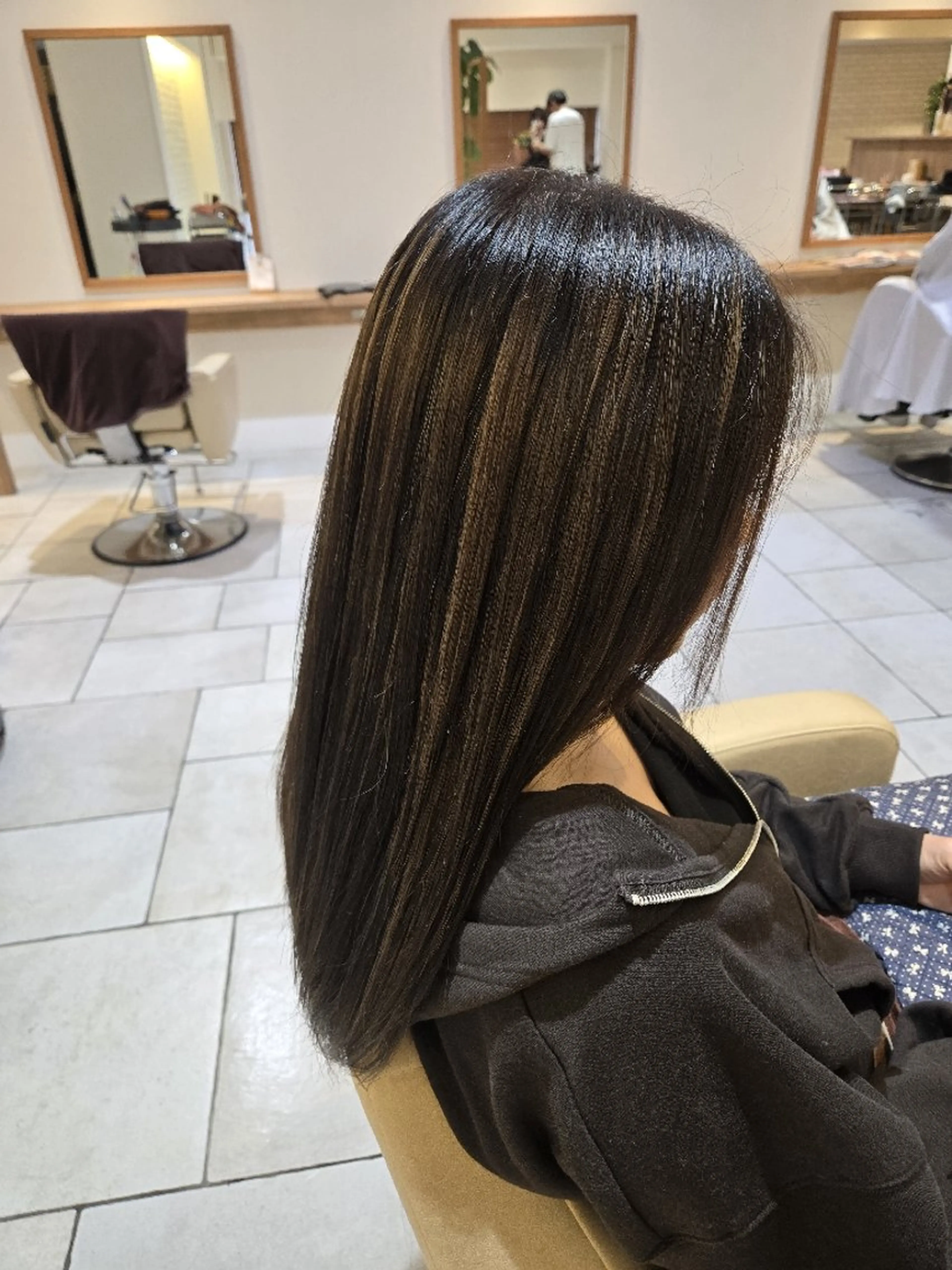 ロング カラー グレージュ preak TOMOのヘアスタイル