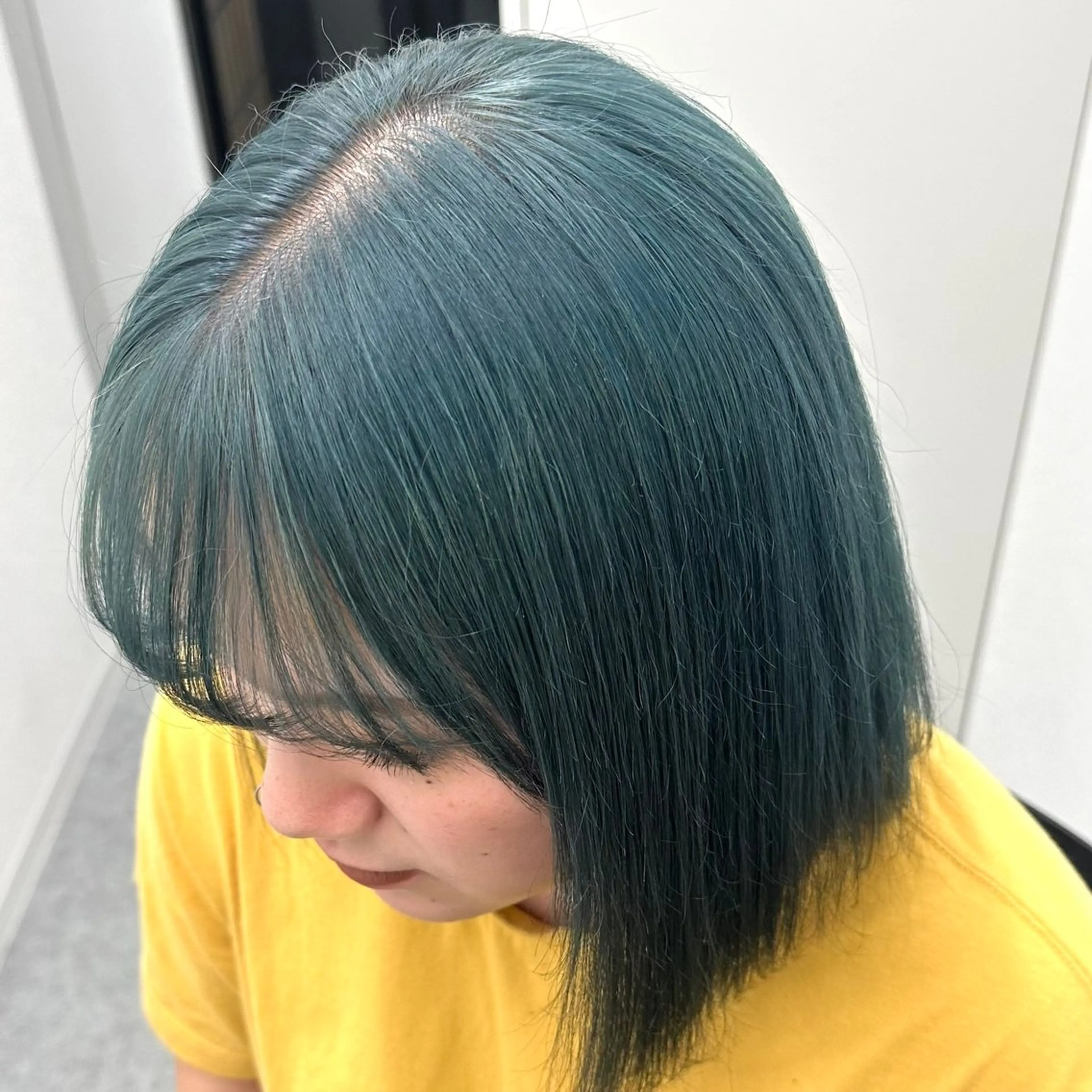 ミディアム カラー アッシュ ベージュカラー ブリーチ ブルーカラー ブルーアッシュ ヘアカラー トリートメント ケアブリーチ/ 髪質改善/上質艶髪のヘアスタイル