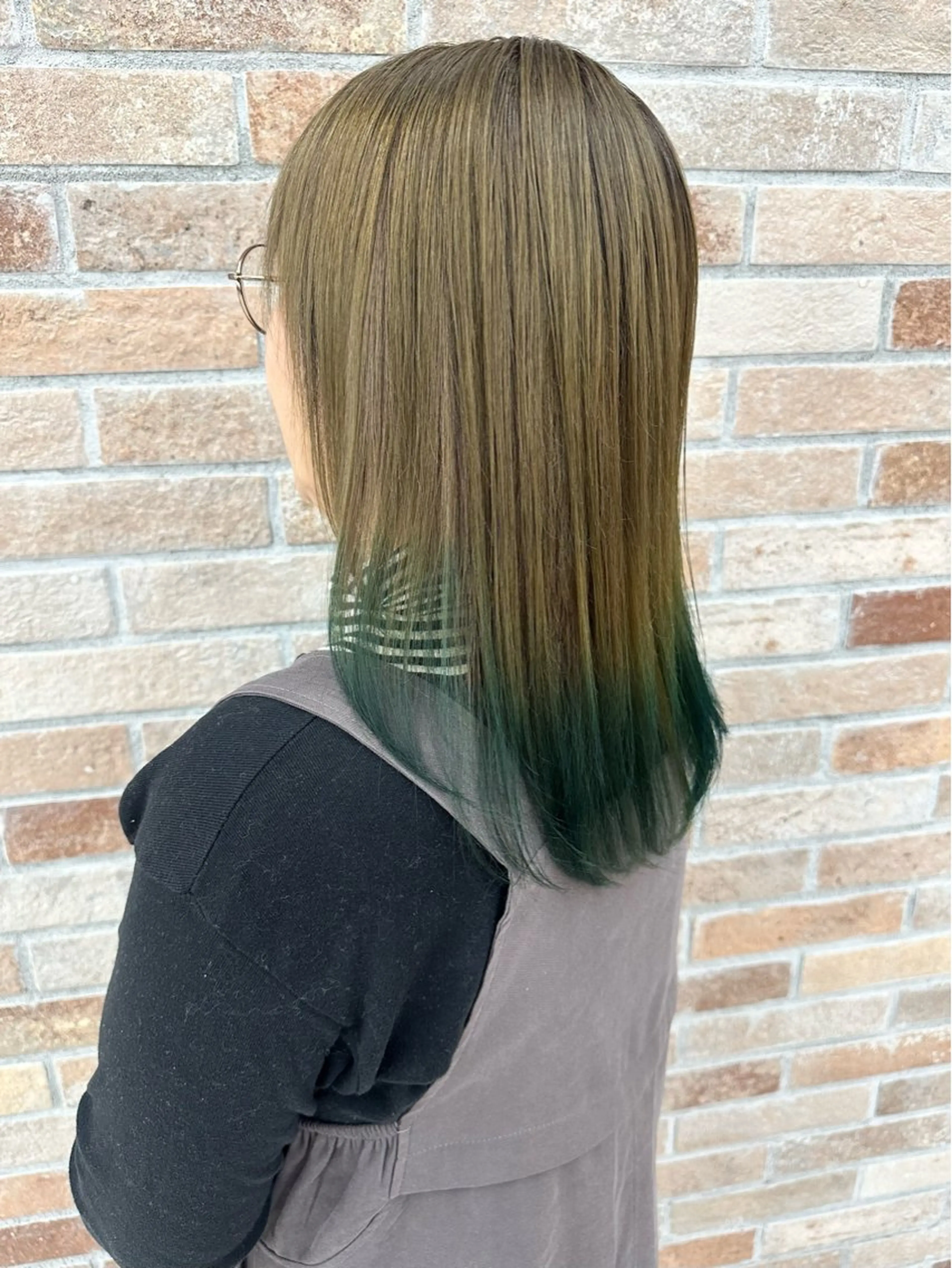 セミロング カラー ベージュカラー ブリーチ グラデーションカラー オリーブベージュ 齋藤 らいのヘアスタイル