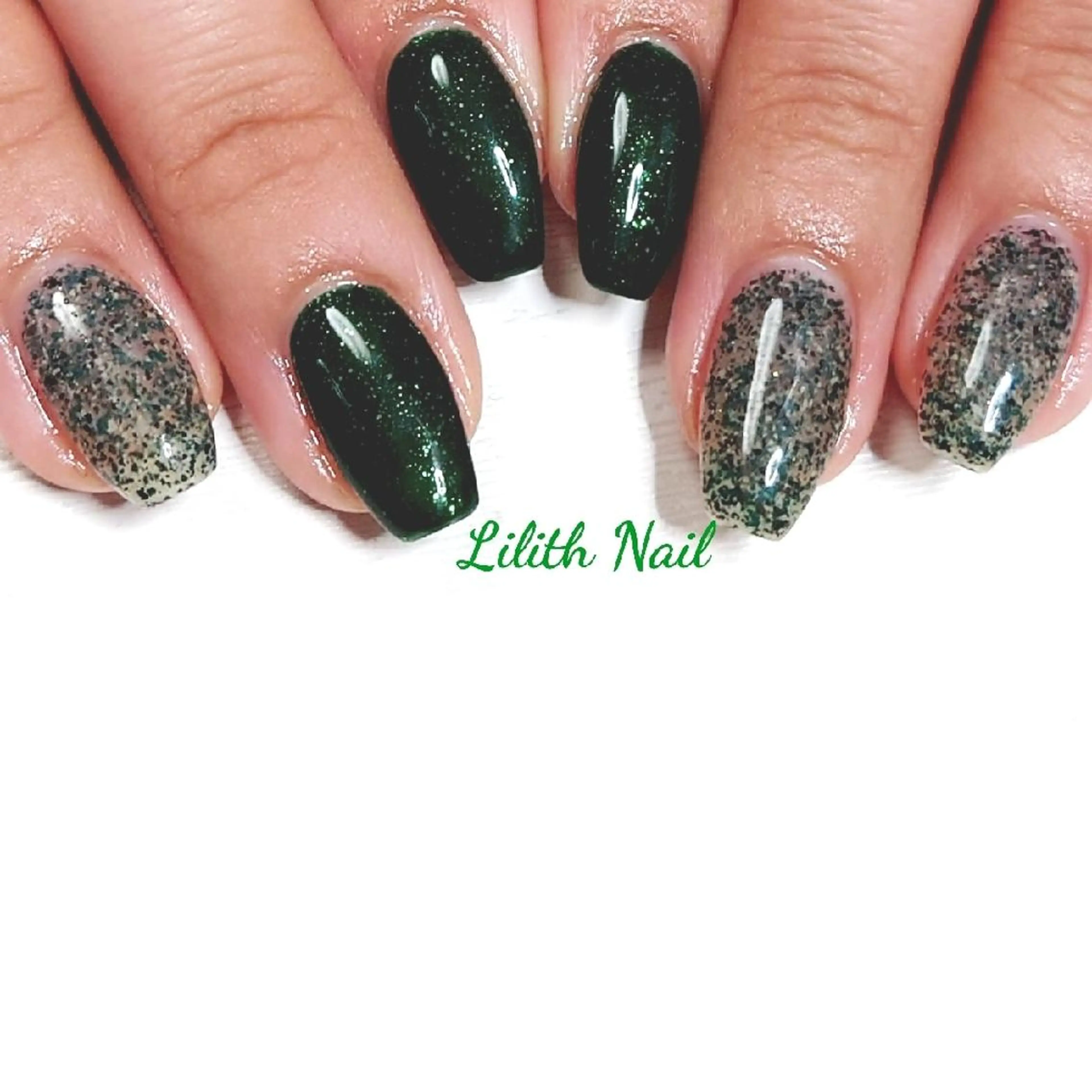 ネイル グリーン ワンカラーネイル スクエアネイル 冬ネイル ハンドネイル Lilith Nailのネイルデザイン