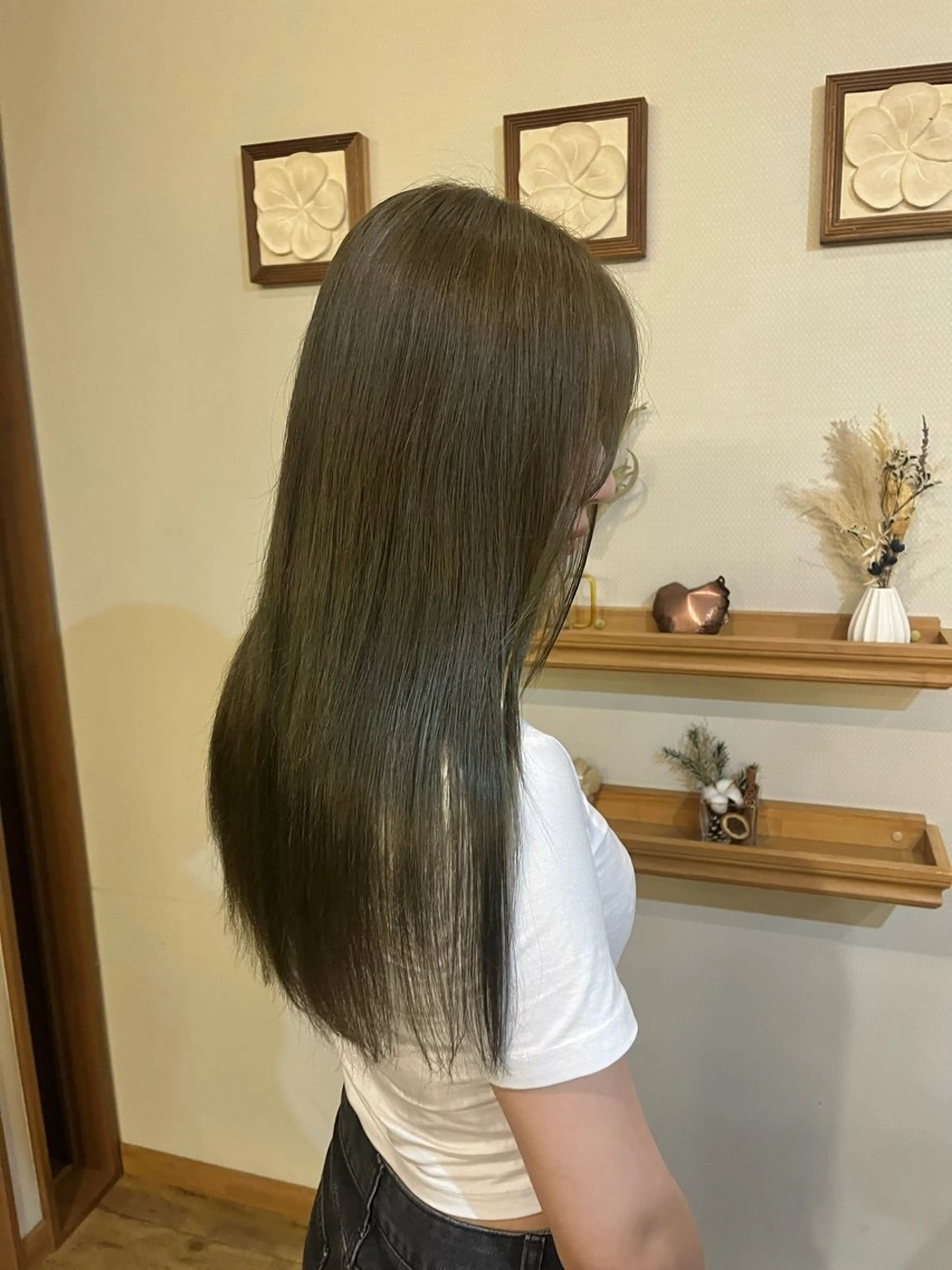 ロング カラー ベージュカラー 透明感カラー オリーブベージュ 栗林 姫花のヘアスタイル