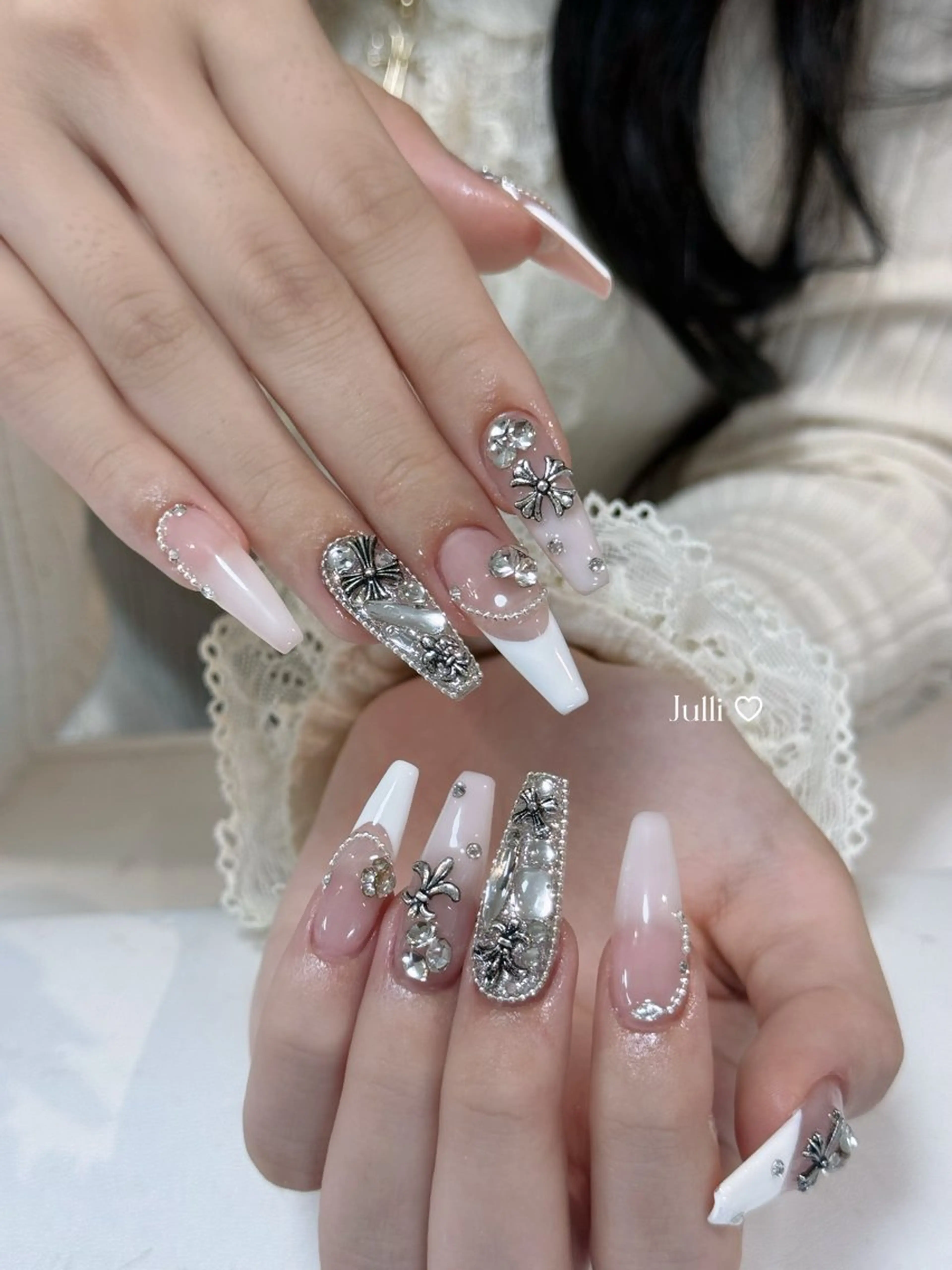 ネイル フレンチネイル ジェルネイル キラキラネイル 韓国ネイル マグネットネイル Julli NailStudioのネイルデザイン