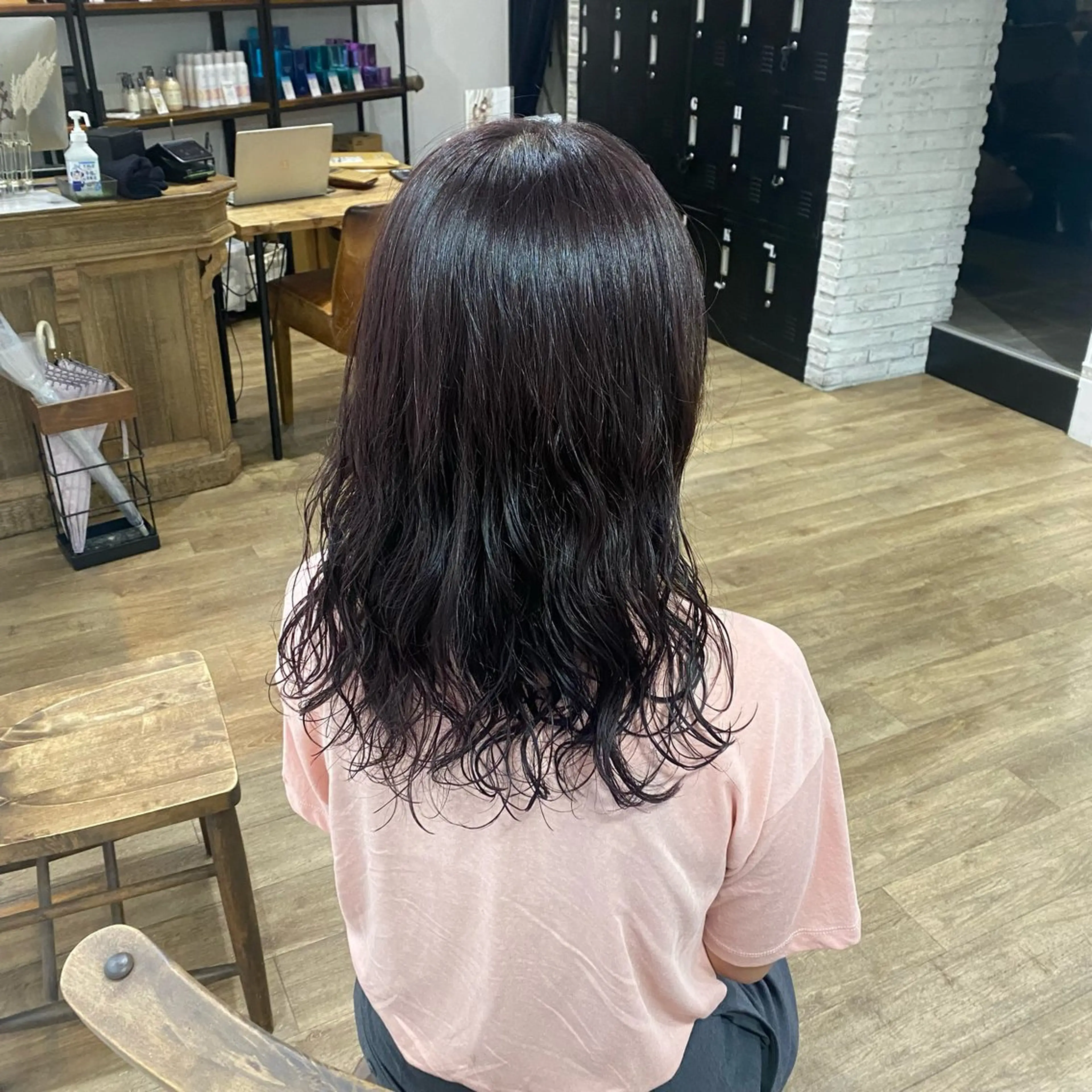 ミディアム カラー パーマ ブリーチ ブリーチなしカラー パープルカラー あおい 🍒暖色カラーのヘアスタイル