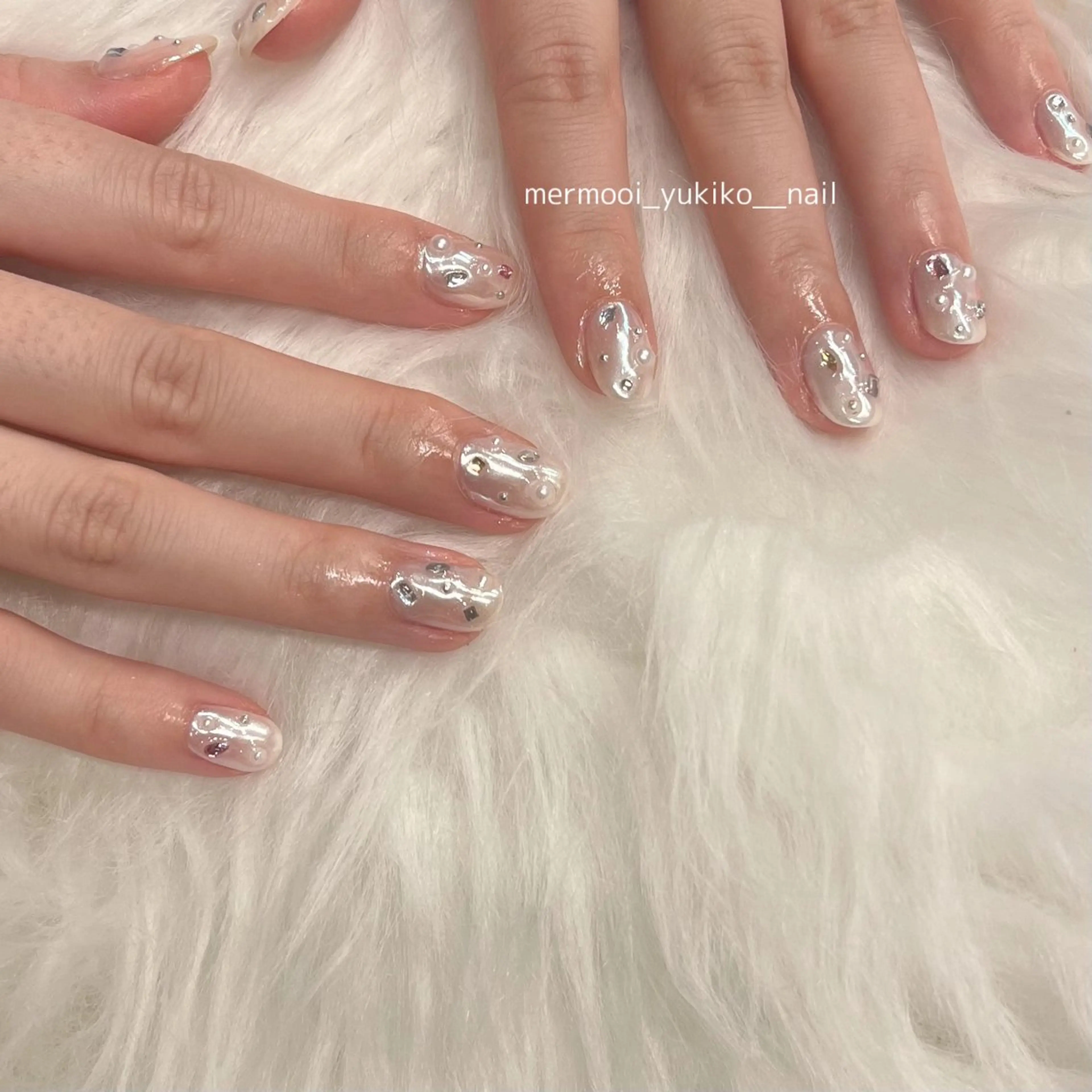 ネイル キラキラネイル ミラーネイル ストーンネイル 冬ネイル クリスマス ハンドネイル mermooi所属・melumooi nailのネイルデザイン