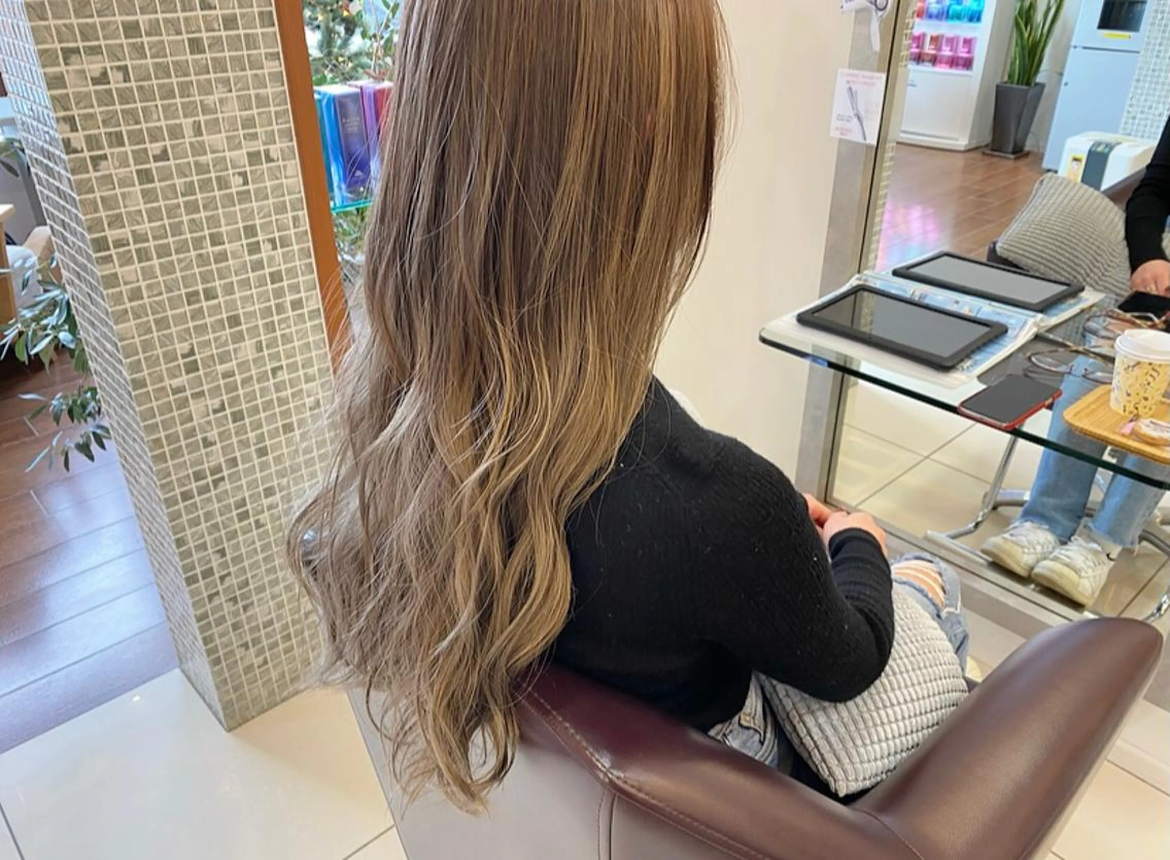 ロング カラー ベージュカラー ハイライトカラー ミルクティーベージュ ハイライト カット ヘアカラー トリートメント 鈴木 翔梧のヘアスタイル