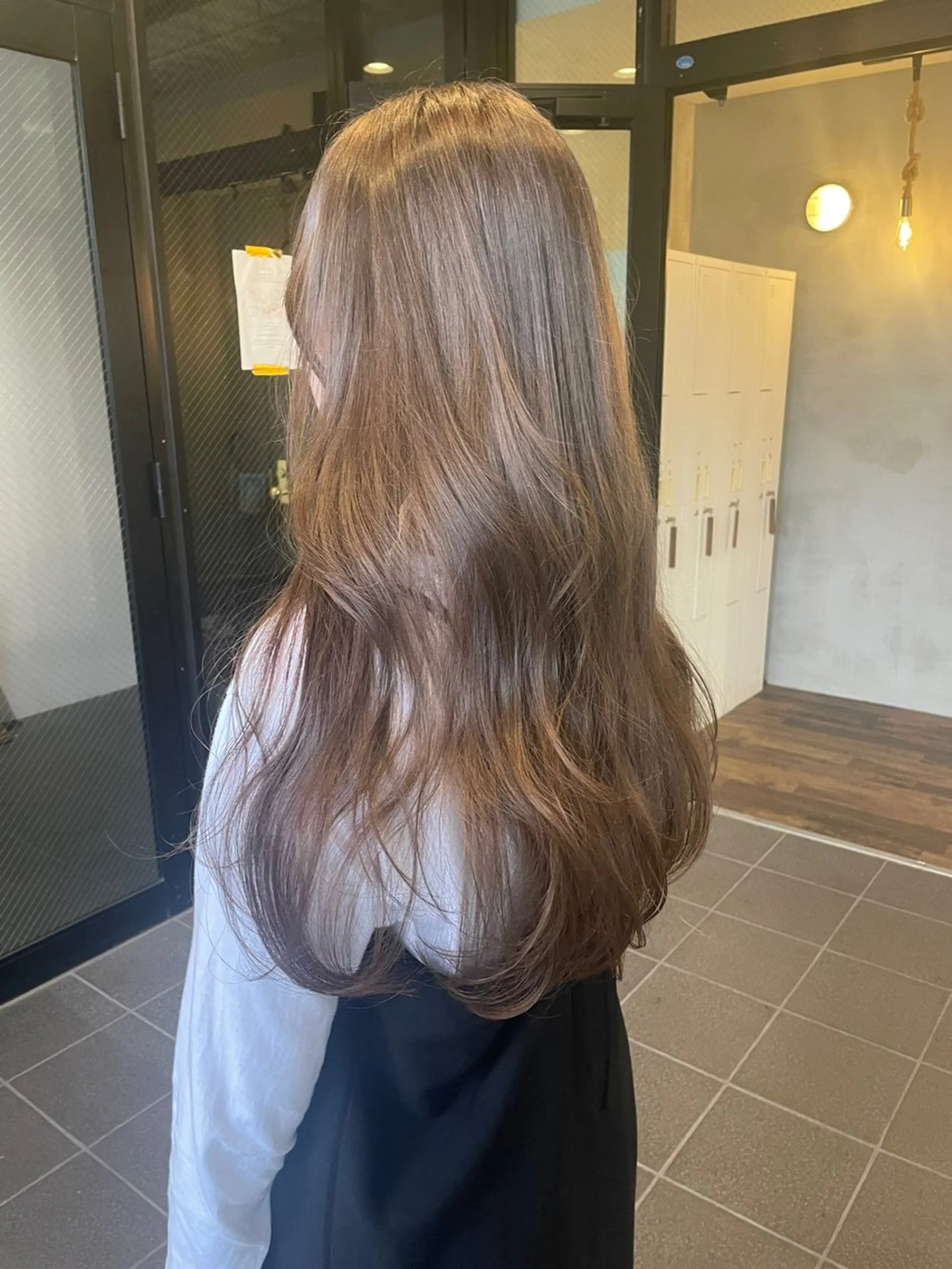 ロング カラー ヘアカラー トリートメント 赤みなしオリーブ ハイトーン×レイヤーのヘアスタイル