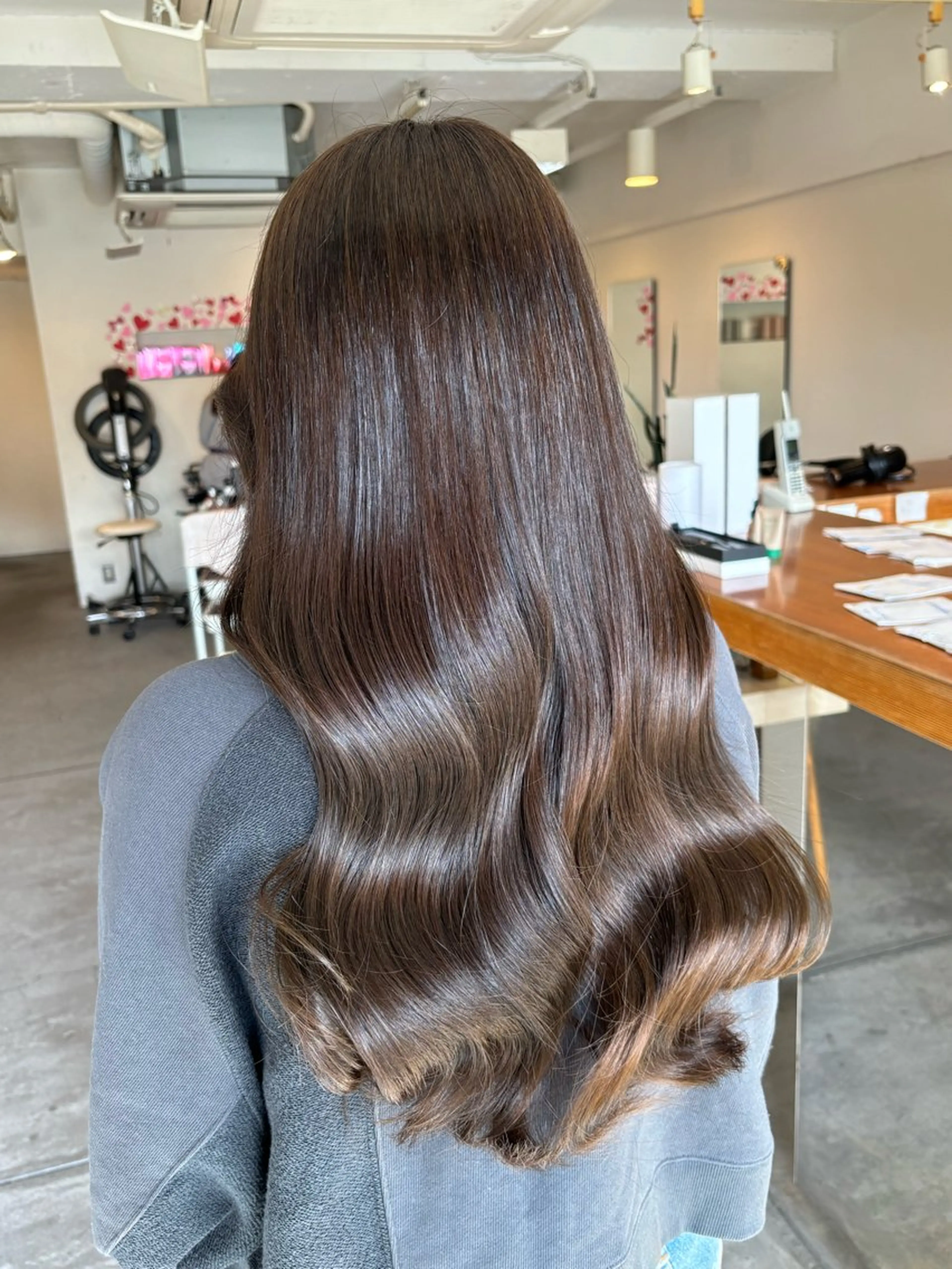 ロング 波巻き/シャドウ /フェザー/有馬琉翔のヘアスタイル