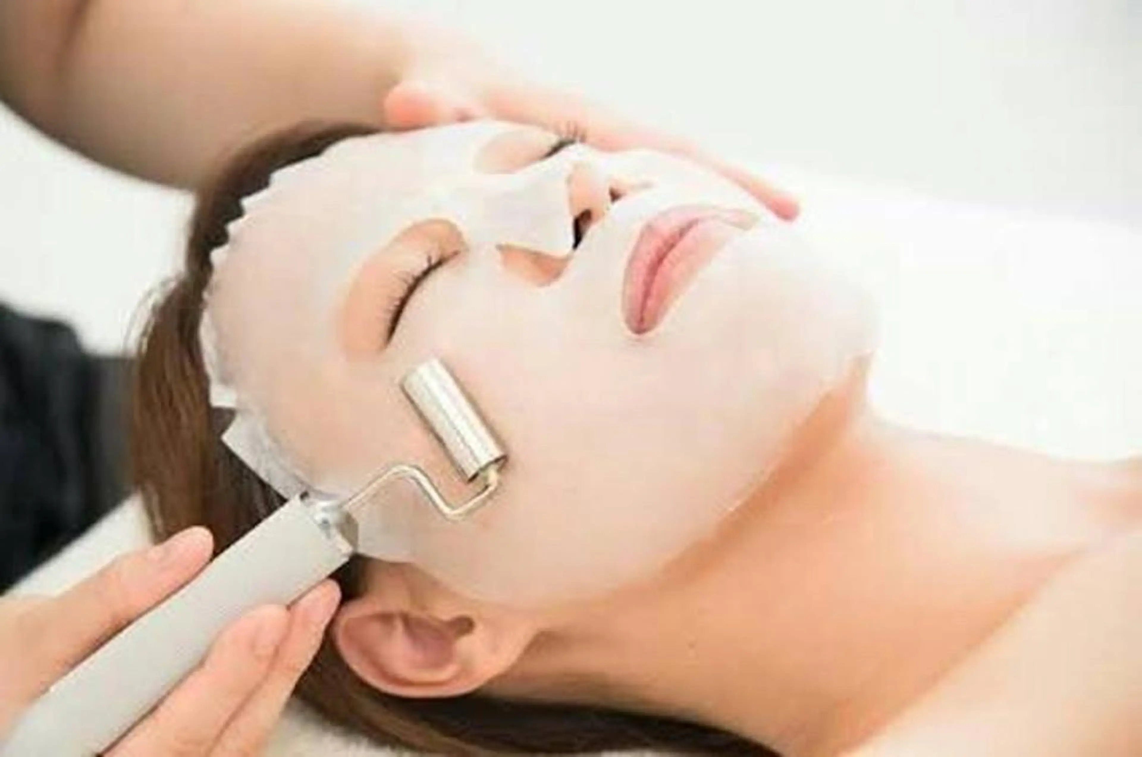 【💆‍♀️究極美白💆‍♂️】《ミニモ限定価格‼️》エステ版ダーマペン×人幹細胞美容液導入でツルスベ肌に♪の写真